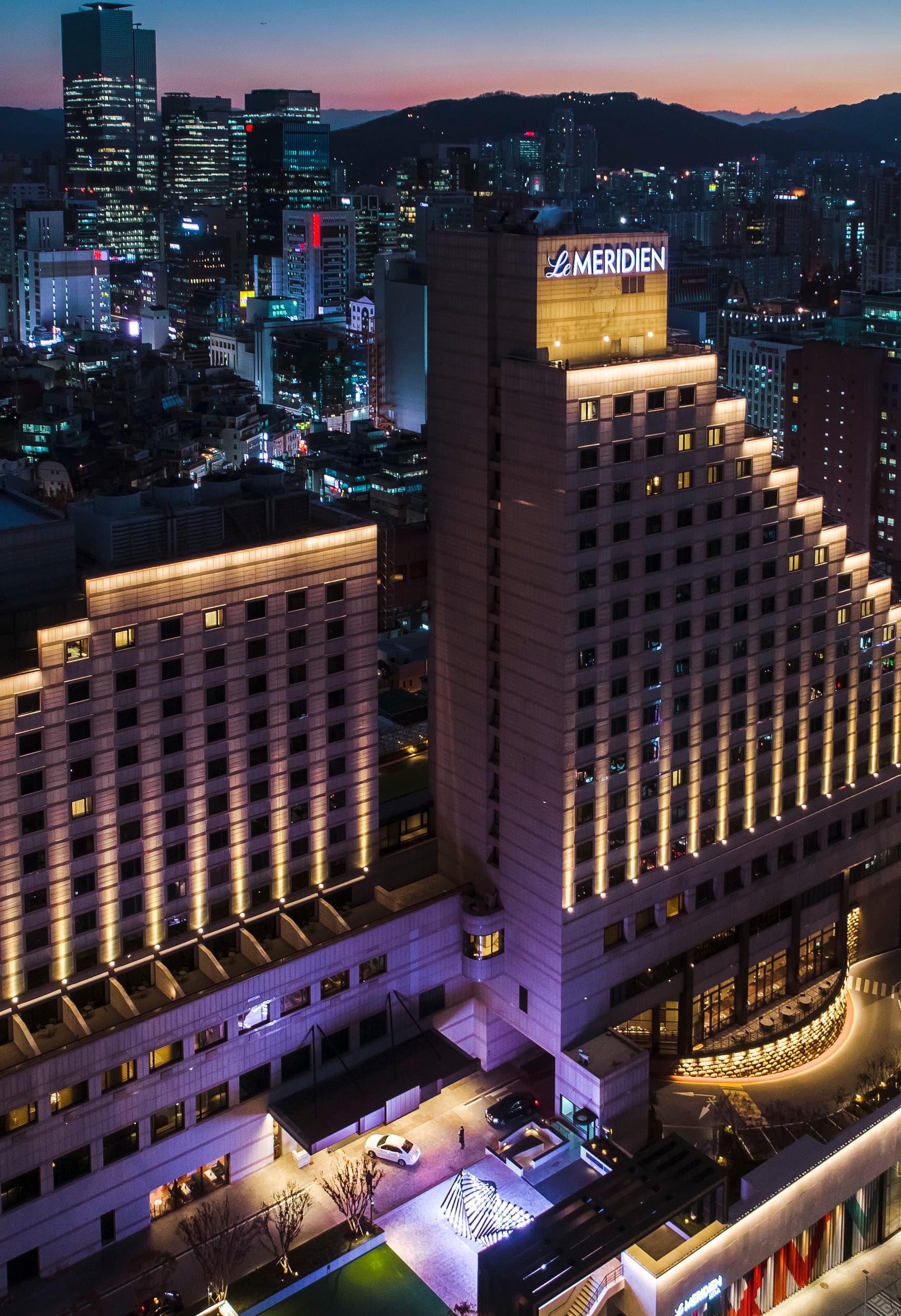 Nachtansicht des Le Méridien Seoul Hotels mit ERCO Fassadenbeleuchtung im Gangnam District.