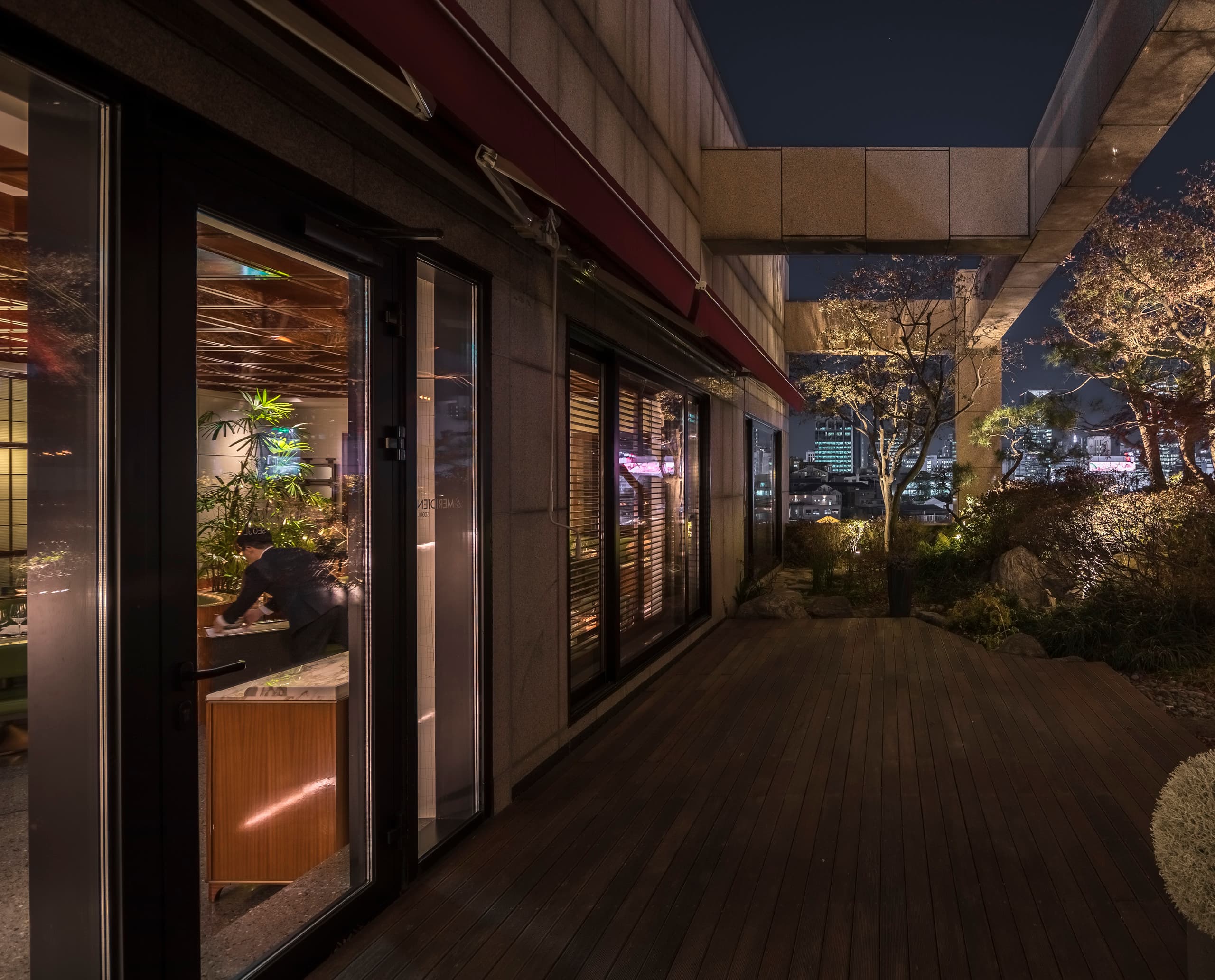 Le Méridien Seoul: Atmosphärische ERCO Beleuchtung schafft einladende Hotelterrasse im Gangnam District.