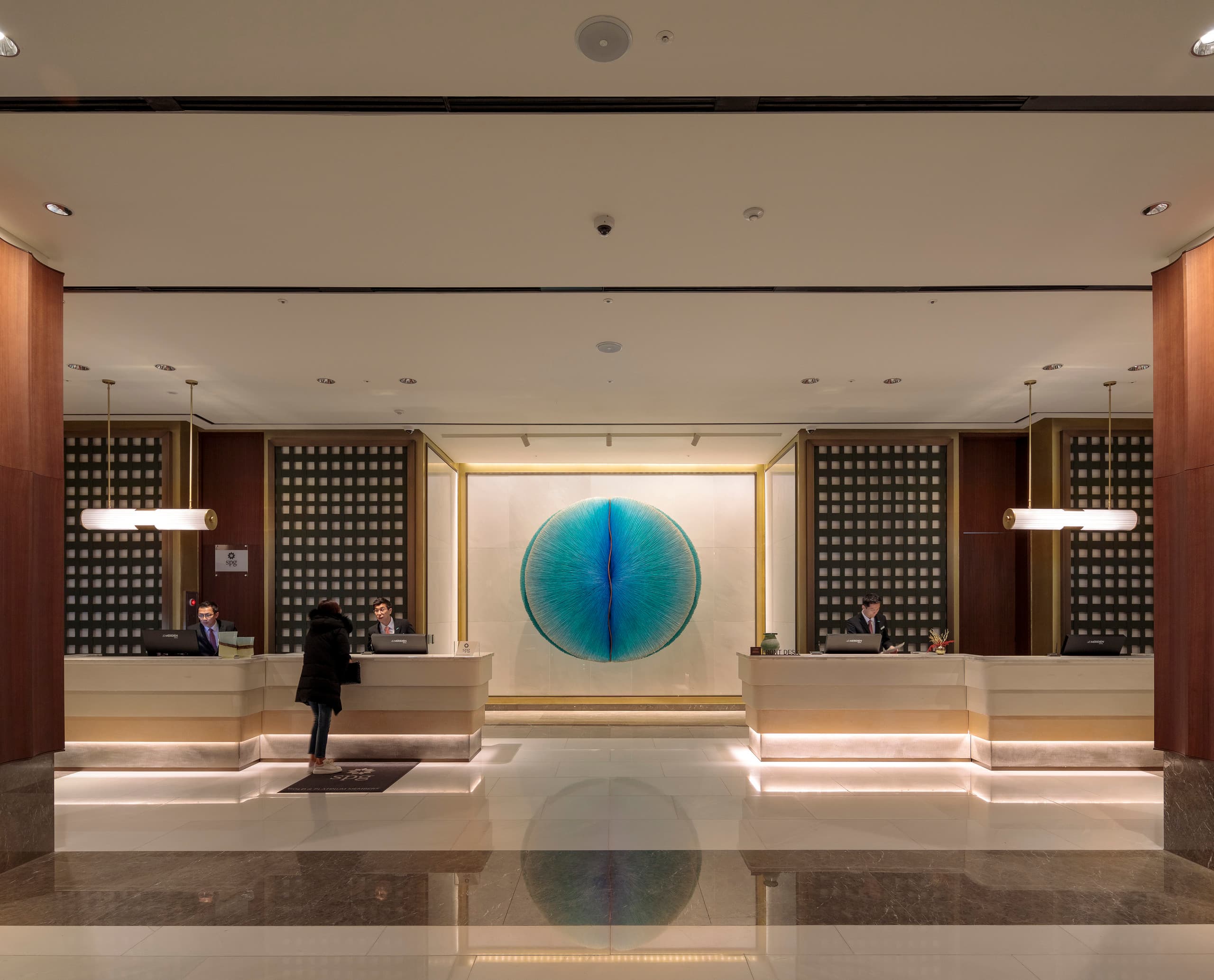 Le Méridien Seoul Hotellobby mit ERCO Beleuchtung für einladende Atmosphäre.