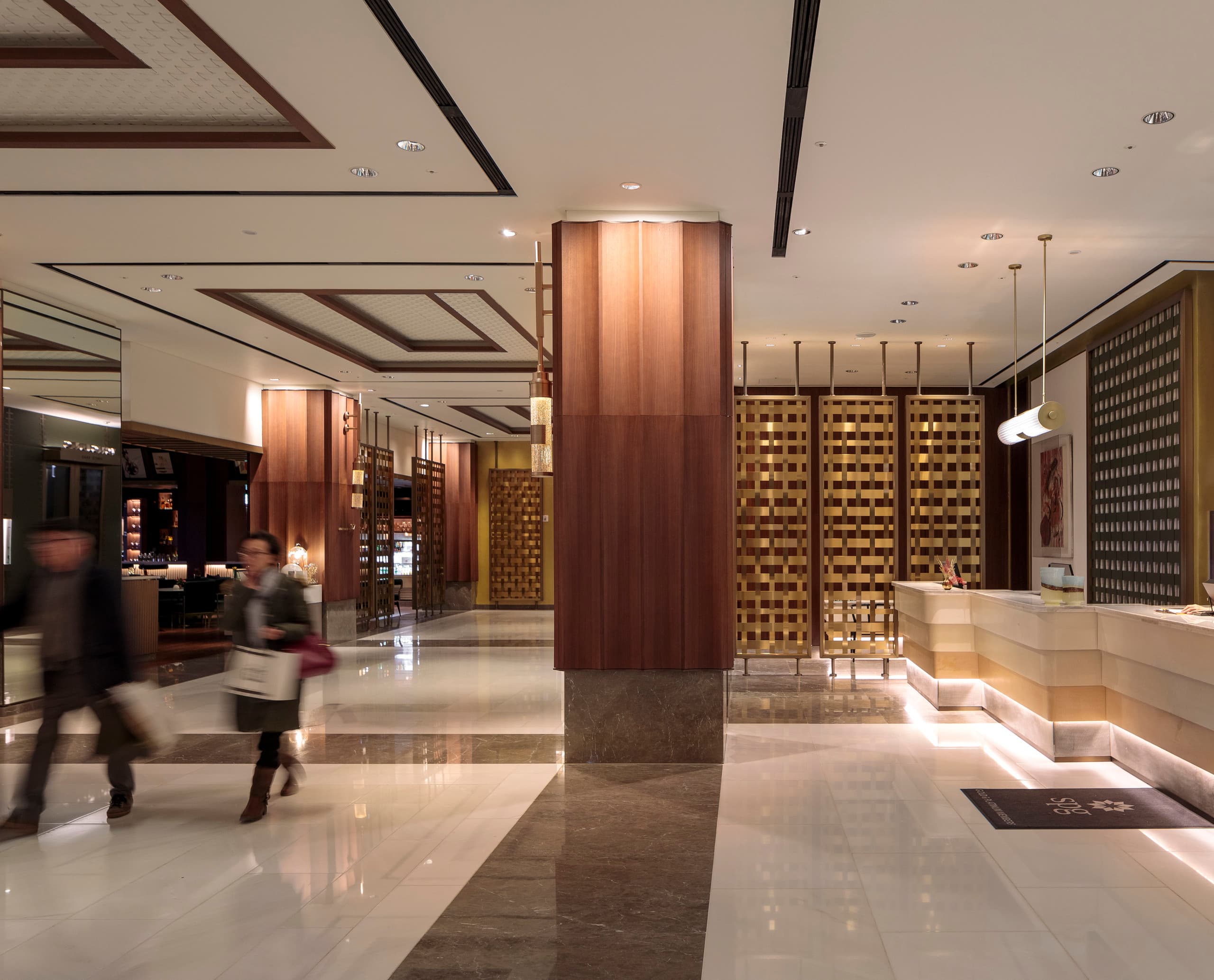 Lobby des Le Méridien Seoul mit ERCO Beleuchtung für einladende Atmosphäre und Orientierung.