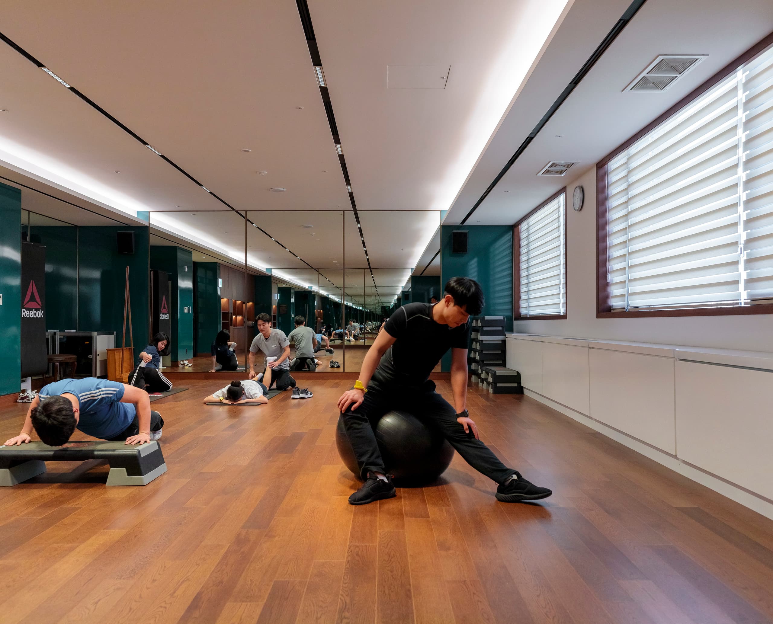 Fitnessraum im Le Méridien Seoul mit ERCO Beleuchtung für Wohlbefinden und Akzentuierung der Trainingsbereiche.