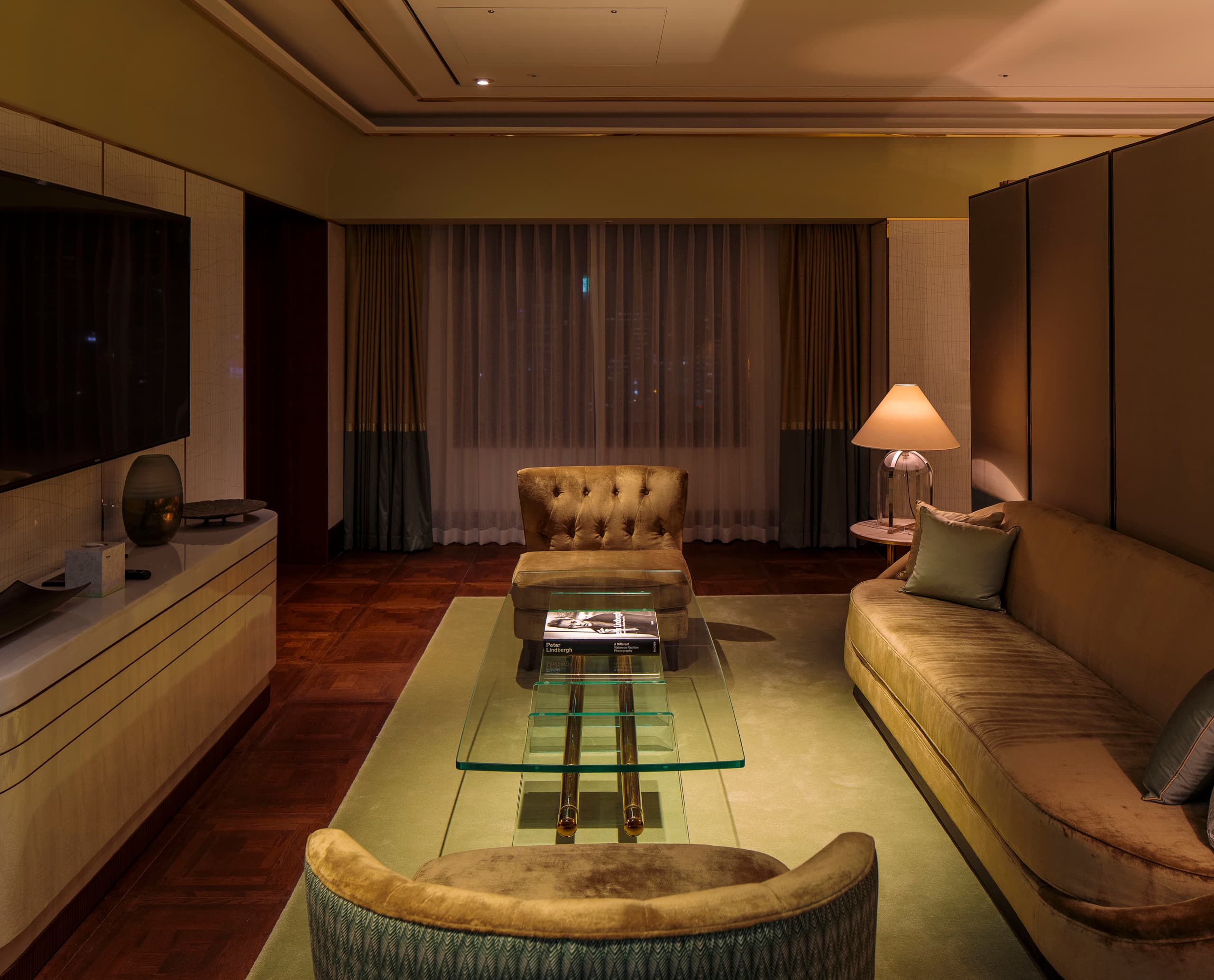 Hotel Le Méridien Seoul: Elegantes Wohnzimmer mit ERCO Licht für Wohlfühlatmosphäre.