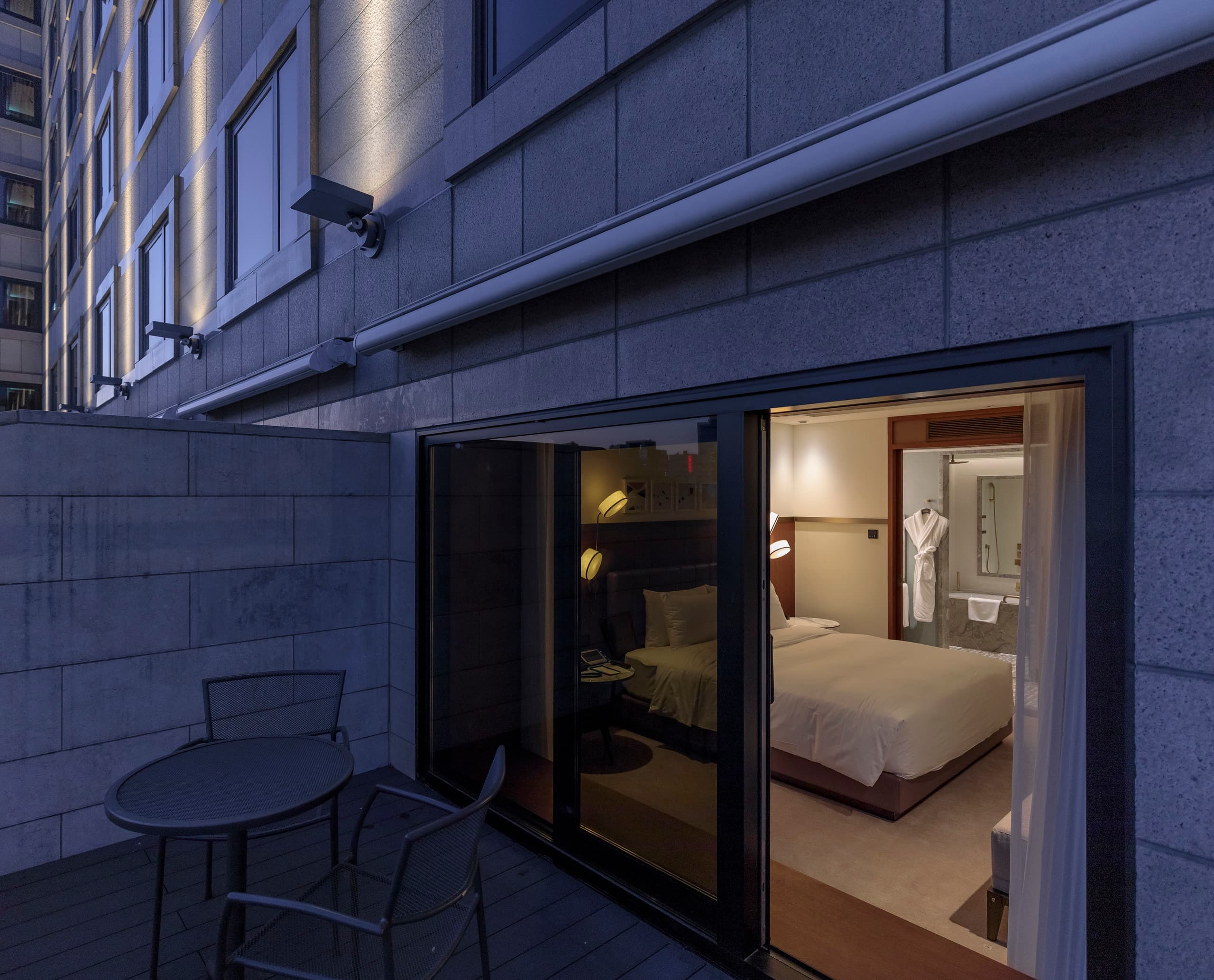 Le Méridien Hotelzimmer in Seoul mit ERCO Beleuchtung für einladende Atmosphäre.