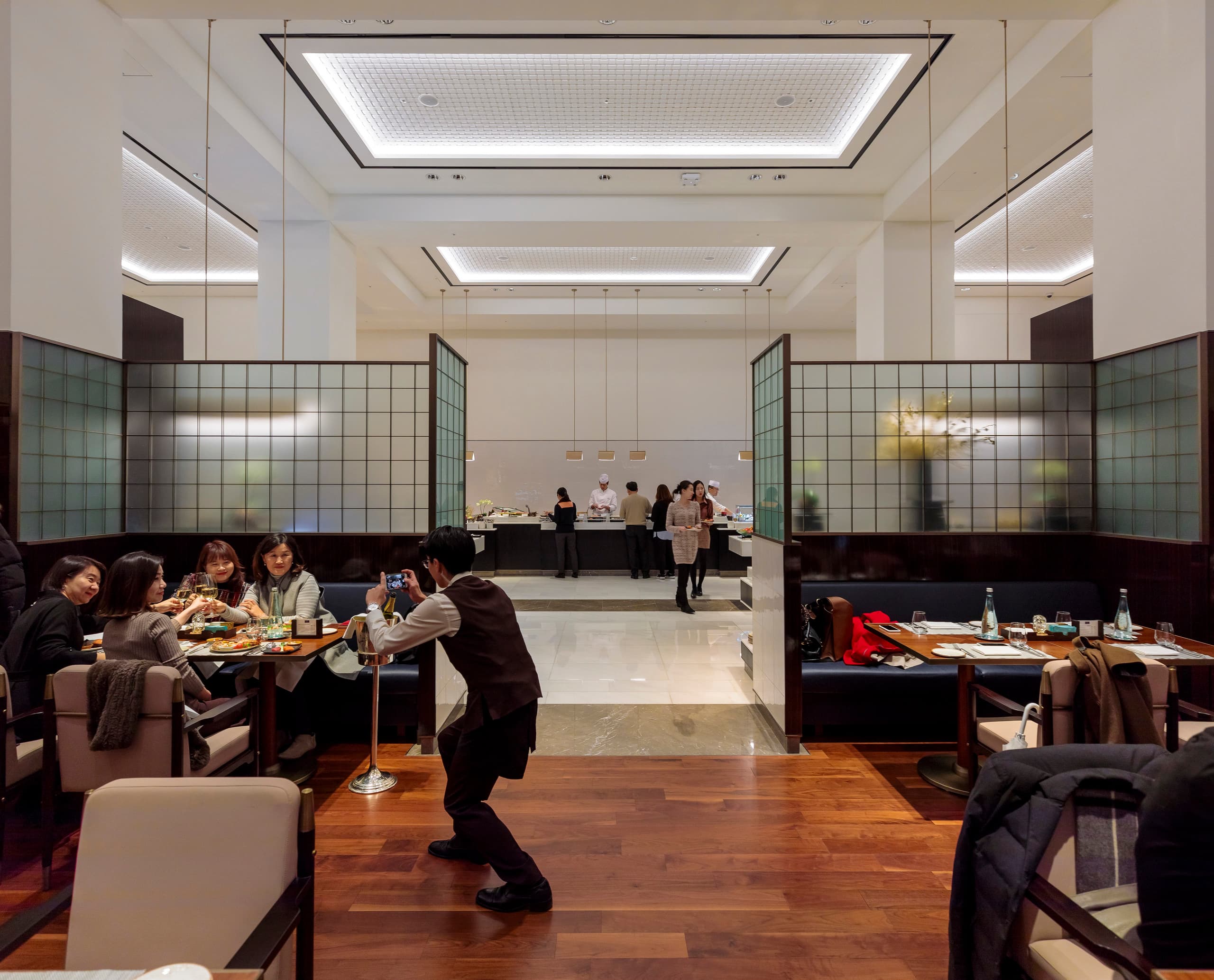 ERCO LED-Beleuchtung im Le Méridien Seoul Restaurant, die eine einladende Atmosphäre für Gäste schafft.