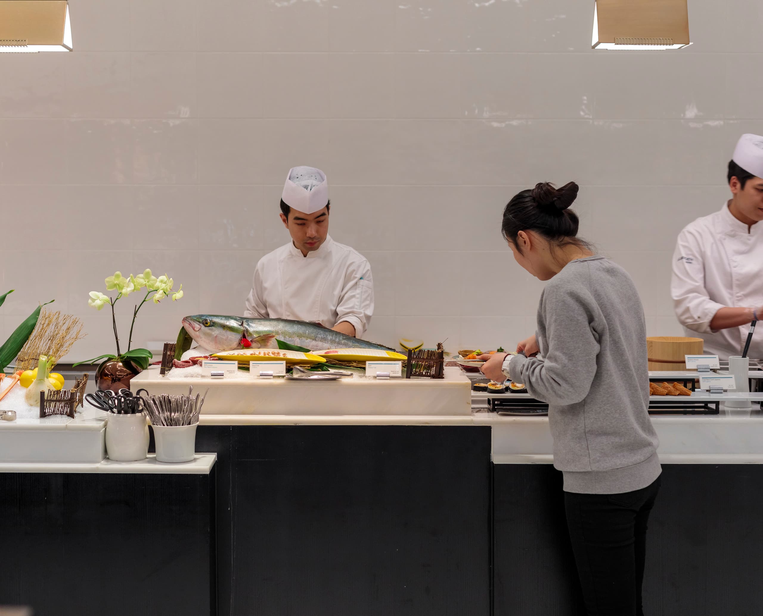 Fischbuffet im Le Méridien Seoul, beleuchtet mit ERCO-Licht für ein exklusives Ambiente.