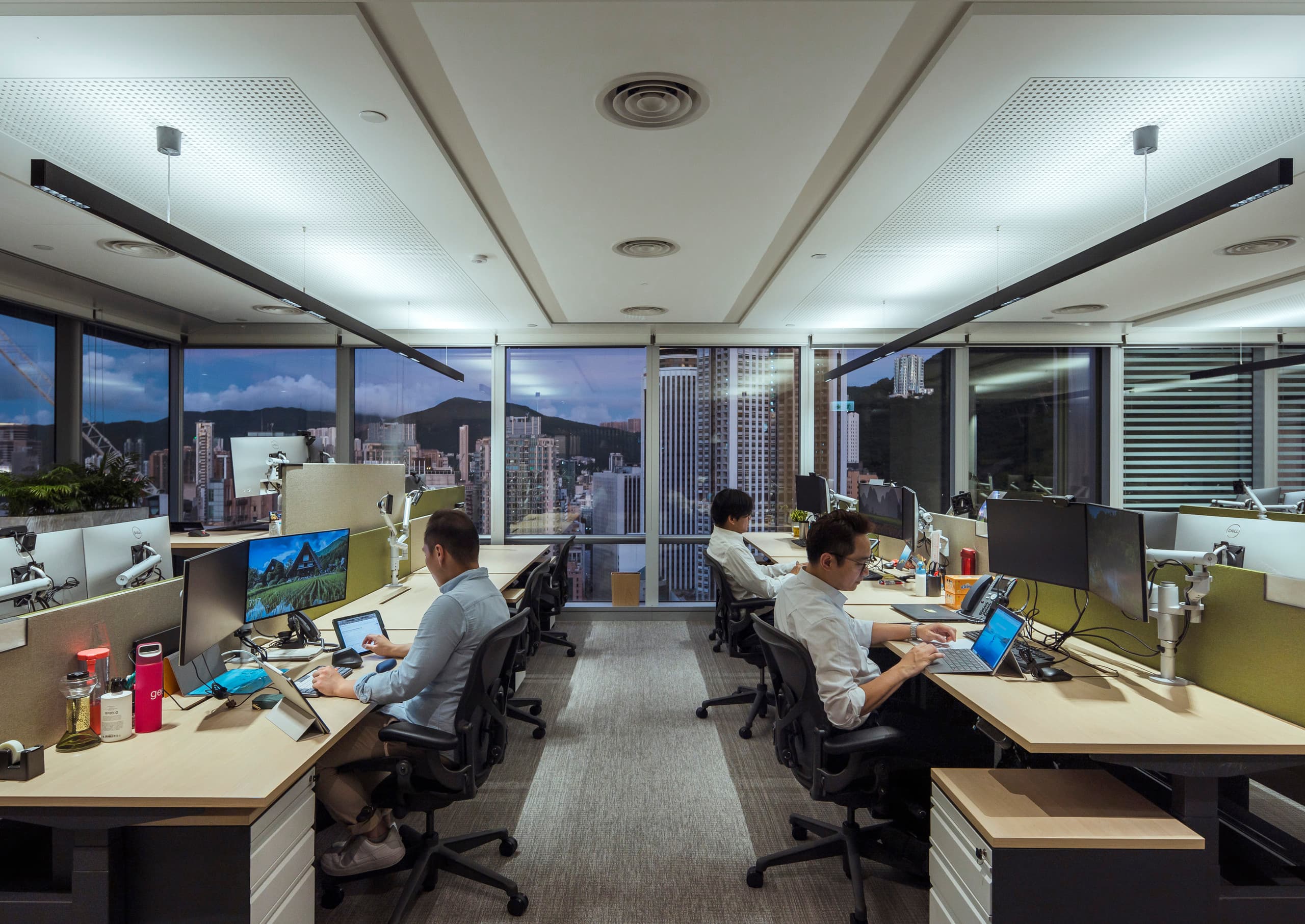 PAG Büro Hong Kong mit Compar Pendelleuchten für visuellen Komfort am Arbeitsplatz.