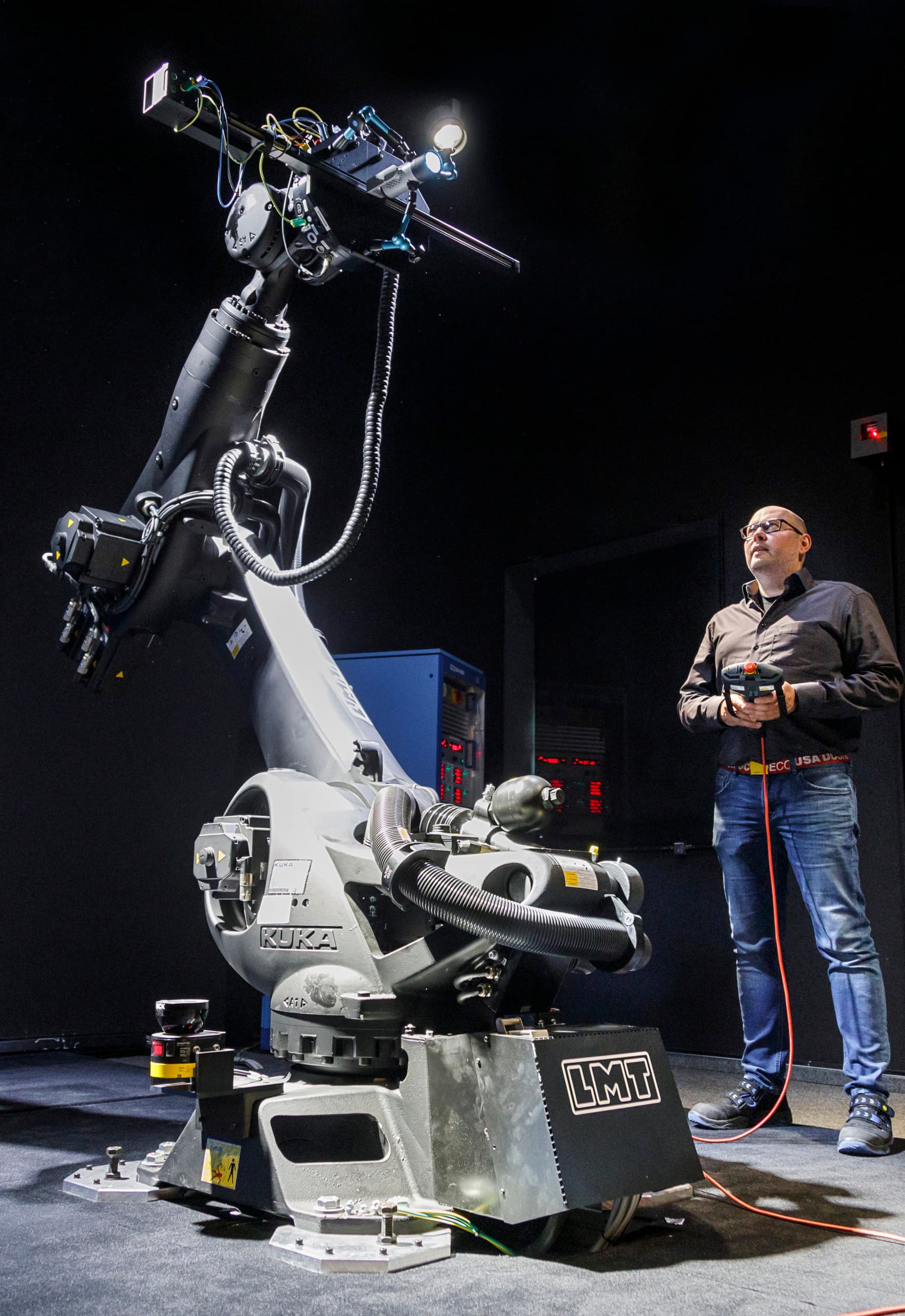 Mitarbeiter bei ERCO mit Roboter.