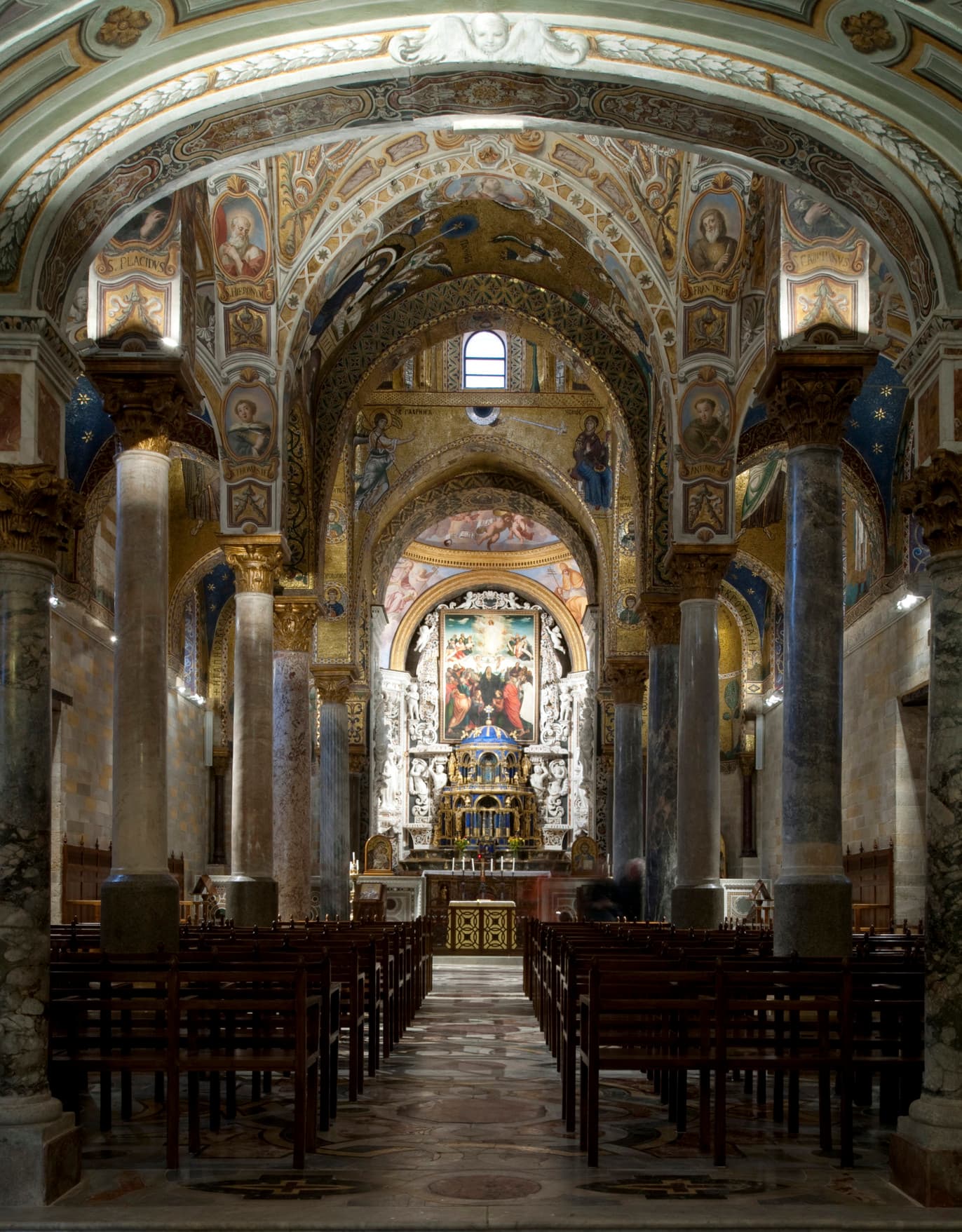 Innenraum einer Kirche mit Säulen und Mosaiken, beleuchtet mit ERCO Lichtwerkzeugen für eine kontemplative Atmosphäre.