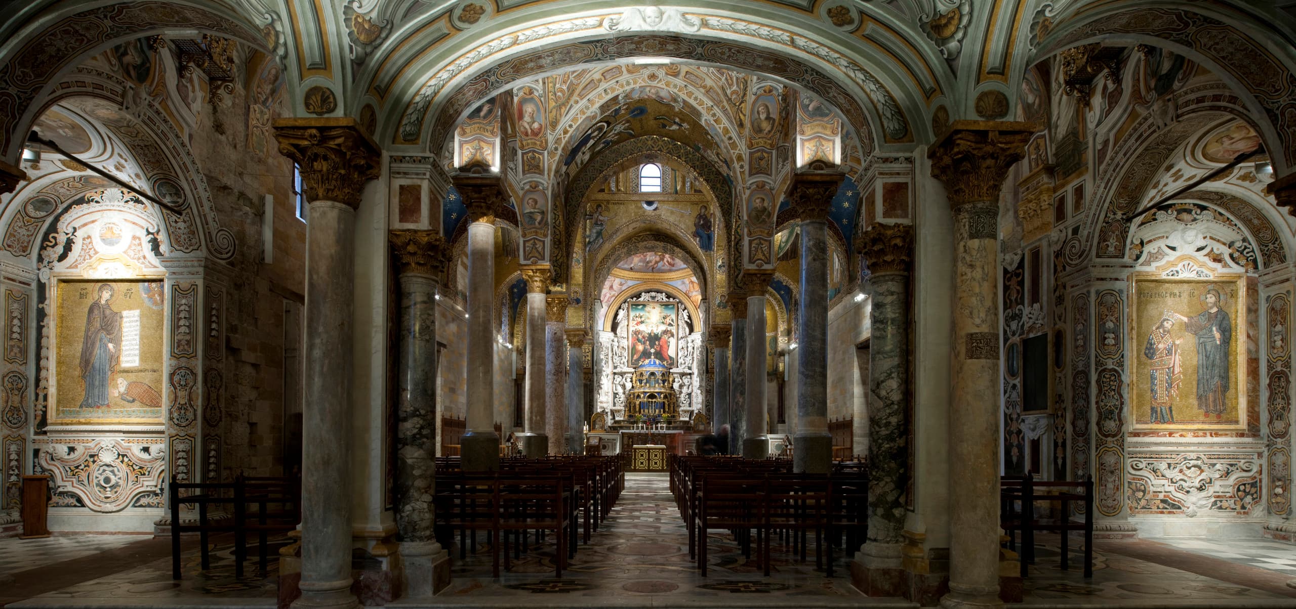 Innenraum einer Kirche mit Säulen und Mosaiken, beleuchtet mit ERCO Lichtwerkzeugen für eine kontemplative Atmosphäre.
