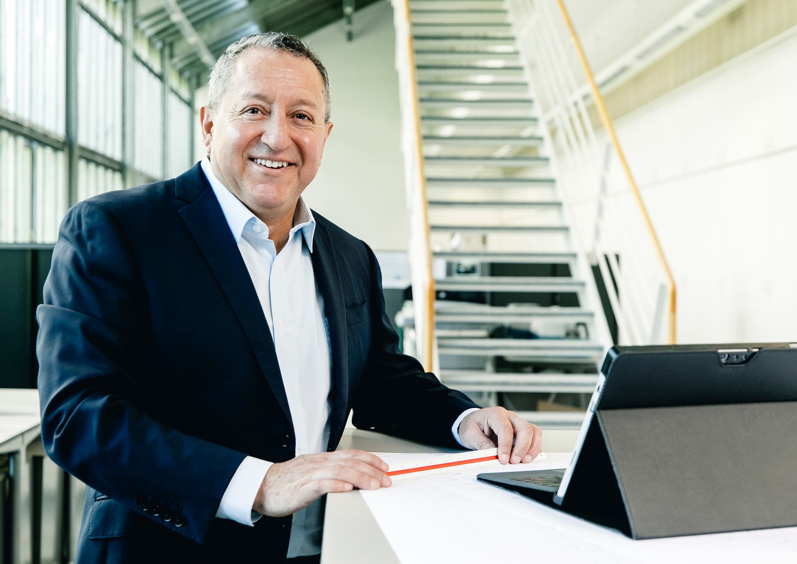 ERCO Mitarbeiter im Gespräch, innovative Lichtlösungen im Fokus.