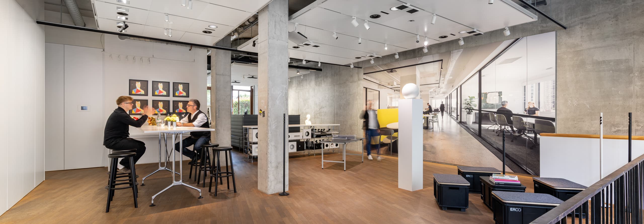 Showroom mit ERCO Stele und Menschen an Arbeitsplätzen.