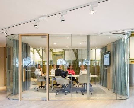 ERCO Optec Strahler beleuchten einen modernen Büroraum in De Krakeling, Amsterdam, und sorgen für Sehkomfort.