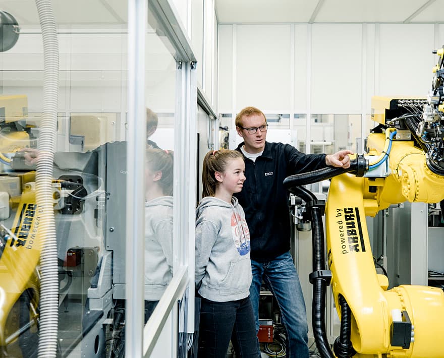 Schülerpraktikum bei ERCO: Einblicke in die Arbeitswelt mit einem gelben Industrieroboter.