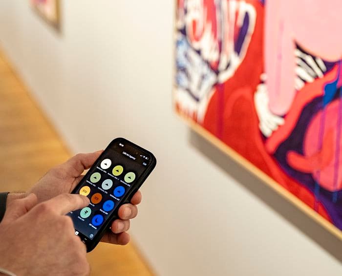 ERCO Lichtsteuerung per App in einer Galerie zur Anpassung der Beleuchtung von Kunstwerken.