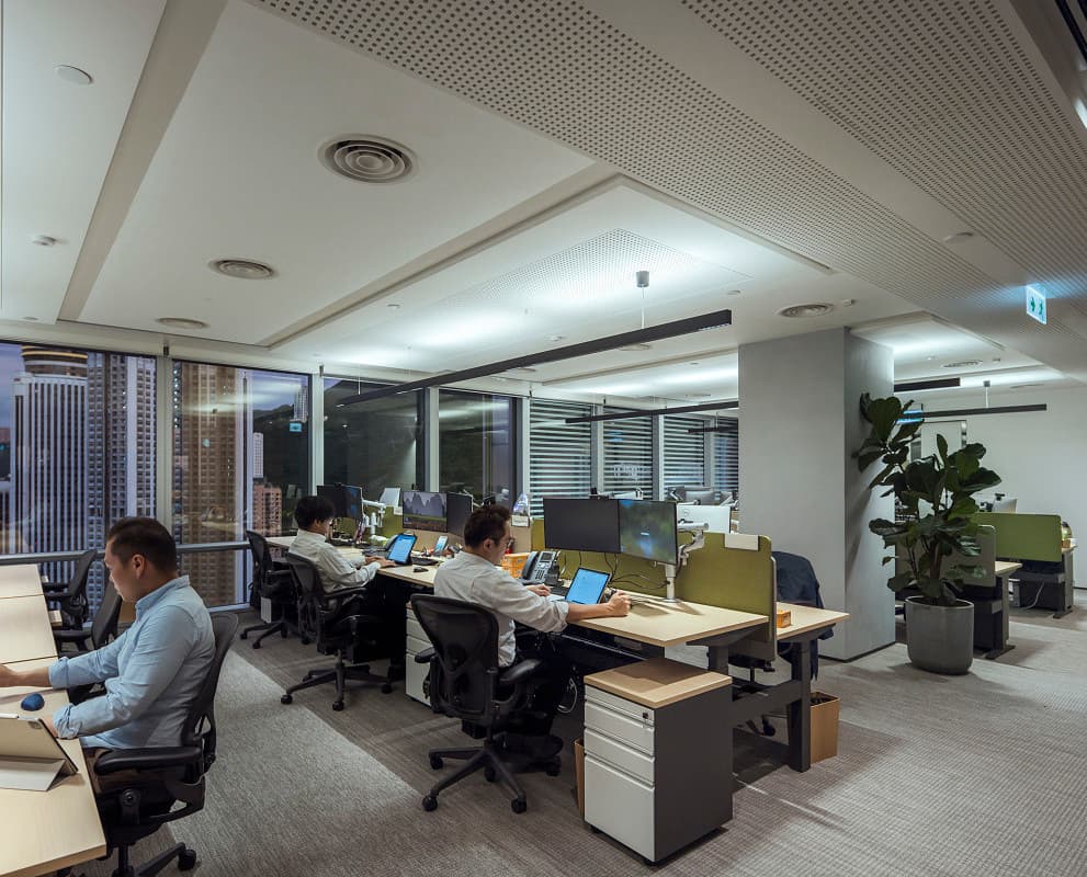 ERCO Compar Pendelleuchten für visuellen Komfort im PAG Büro, Hong Kong.