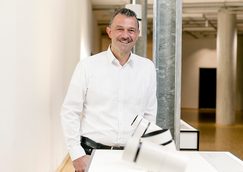ERCO Mitarbeiter im Bereich Lichtplanung, der innovative Beleuchtungslösungen präsentiert.