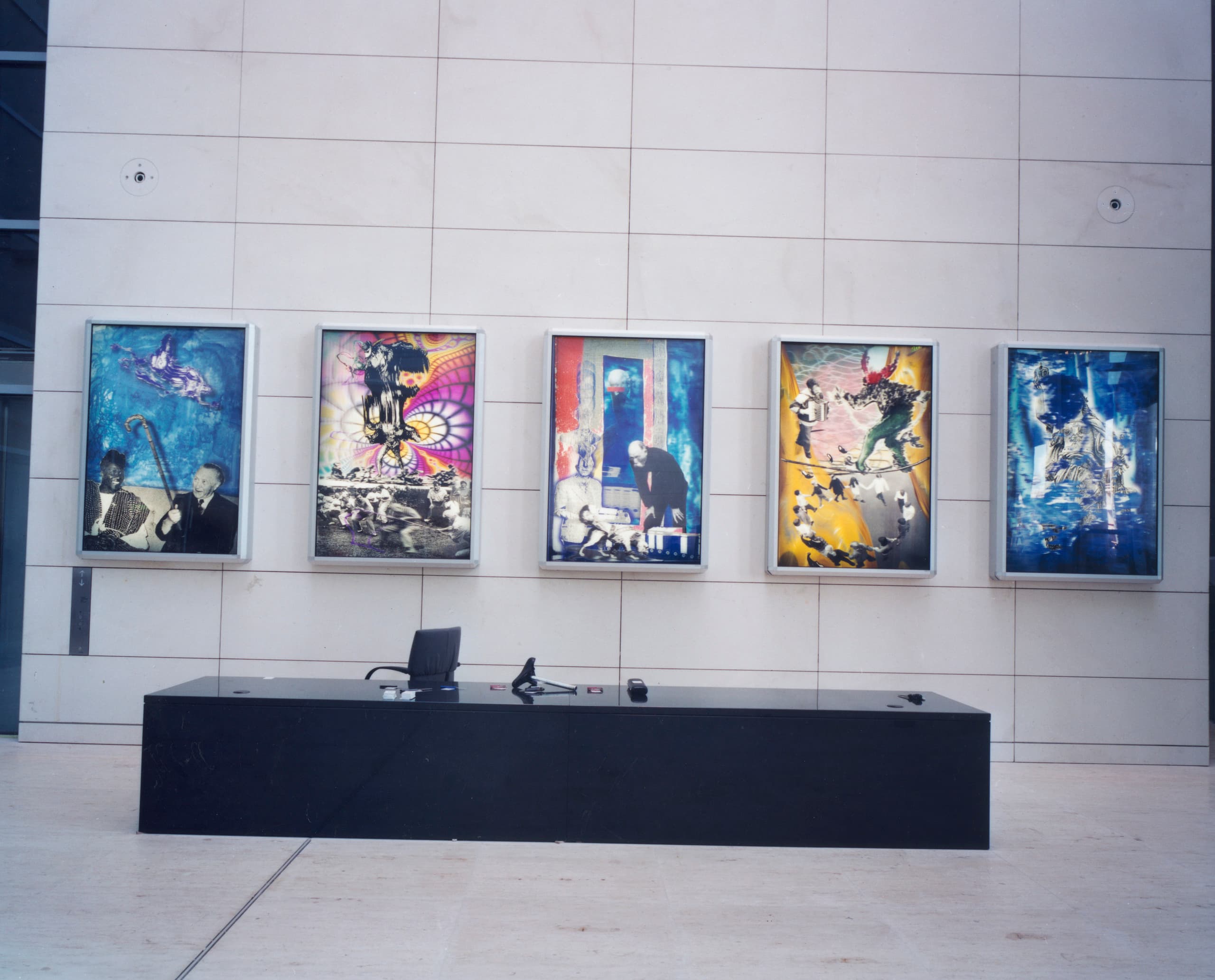 Kunstwerke im Reichstagsgebäude, die zeitgenössische Themen durch Beleuchtung hervorheben.