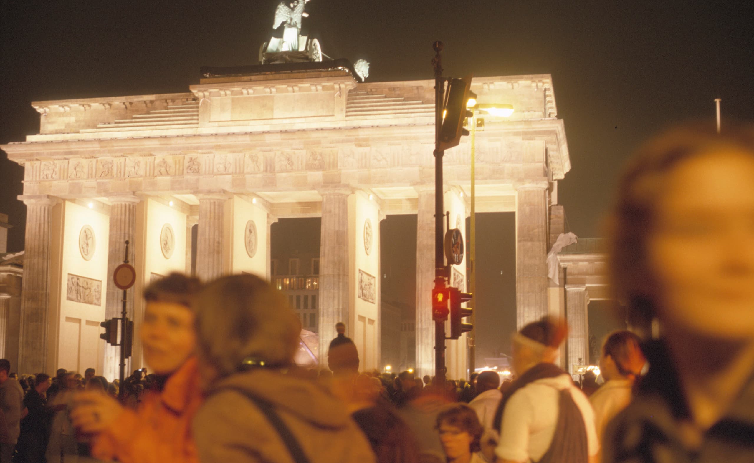 Beleuchtetes Brandenburger Tor in Berlin, ein Wahrzeichen mit ERCO Außenleuchten restauriert.