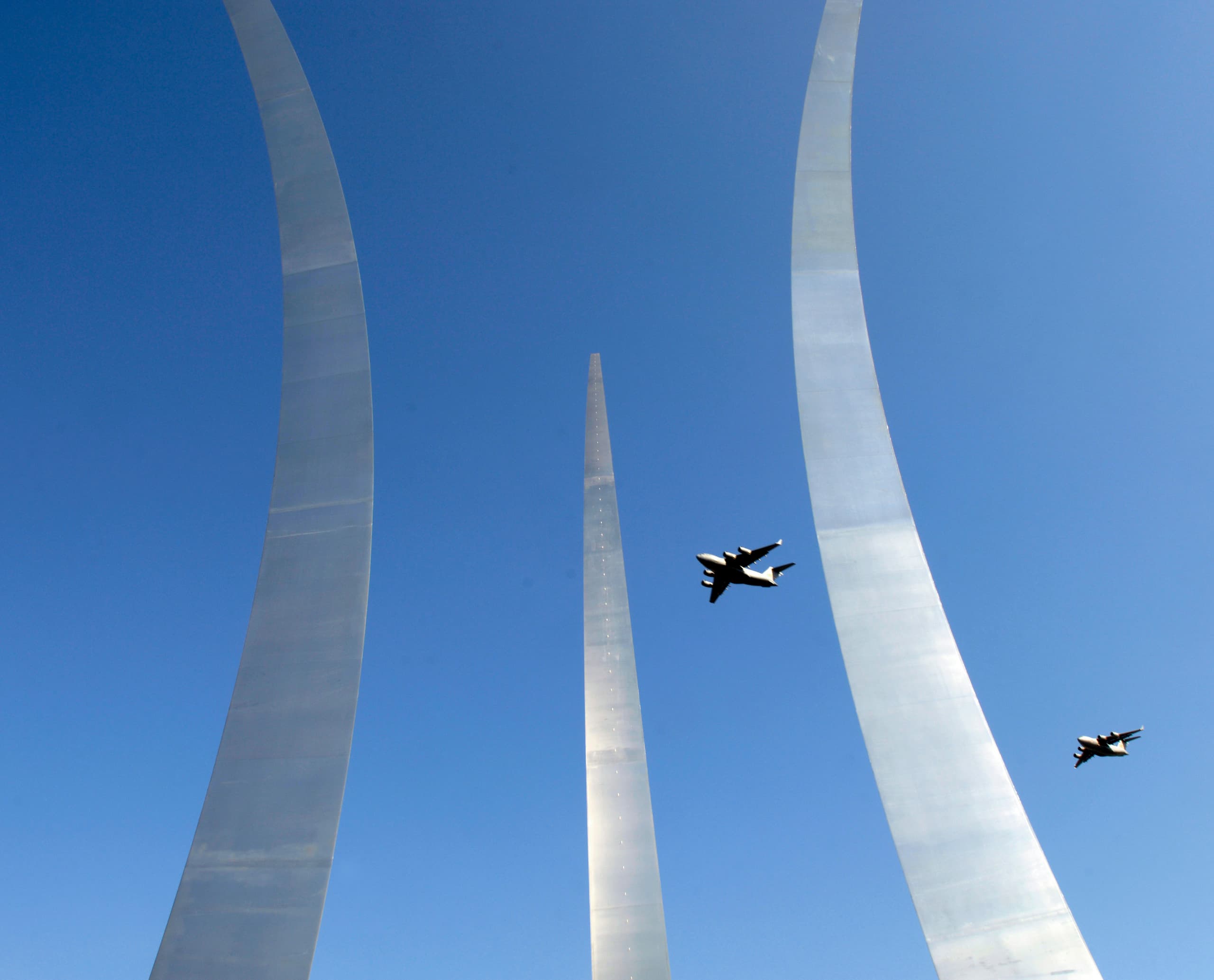 US Air Force Memorial in Arlington mit Beamer Strahlern und Flugzeugen am Himmel.