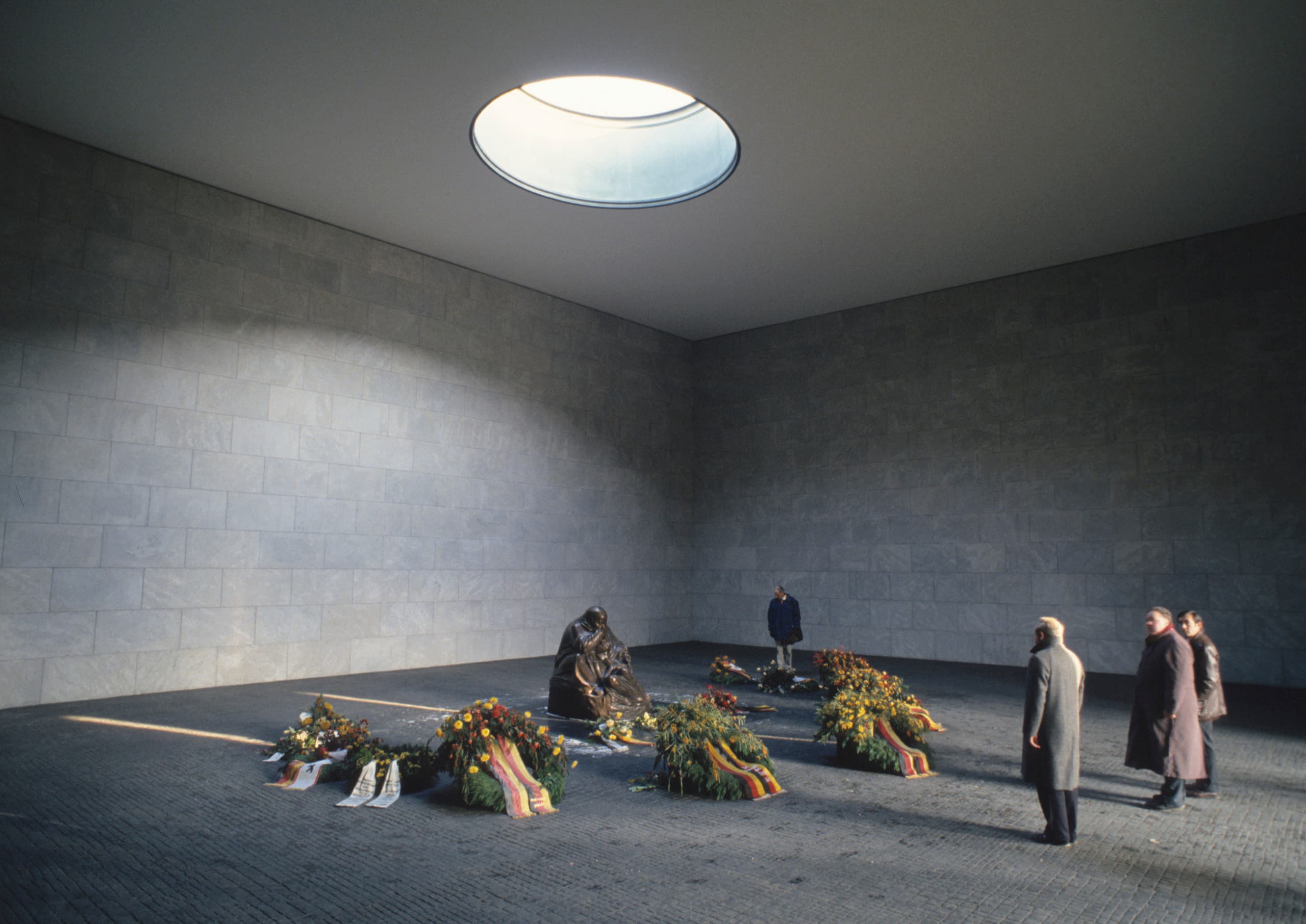 Neue Wache Berlin Innenraum mit Skulptur und Tageslicht, ein Ort der Kontemplation und des Gedenkens.