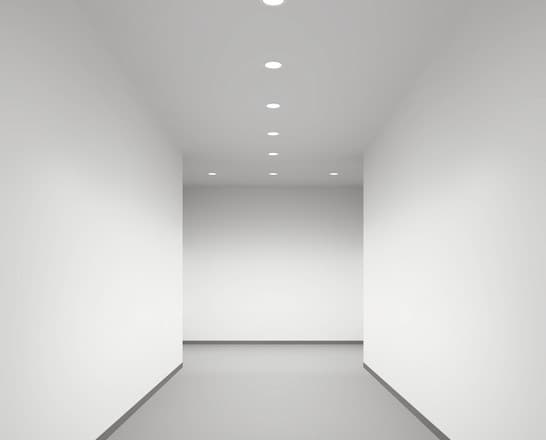 Flur mit ERCO Wallwashern für gleichmäßige Wandbeleuchtung.
