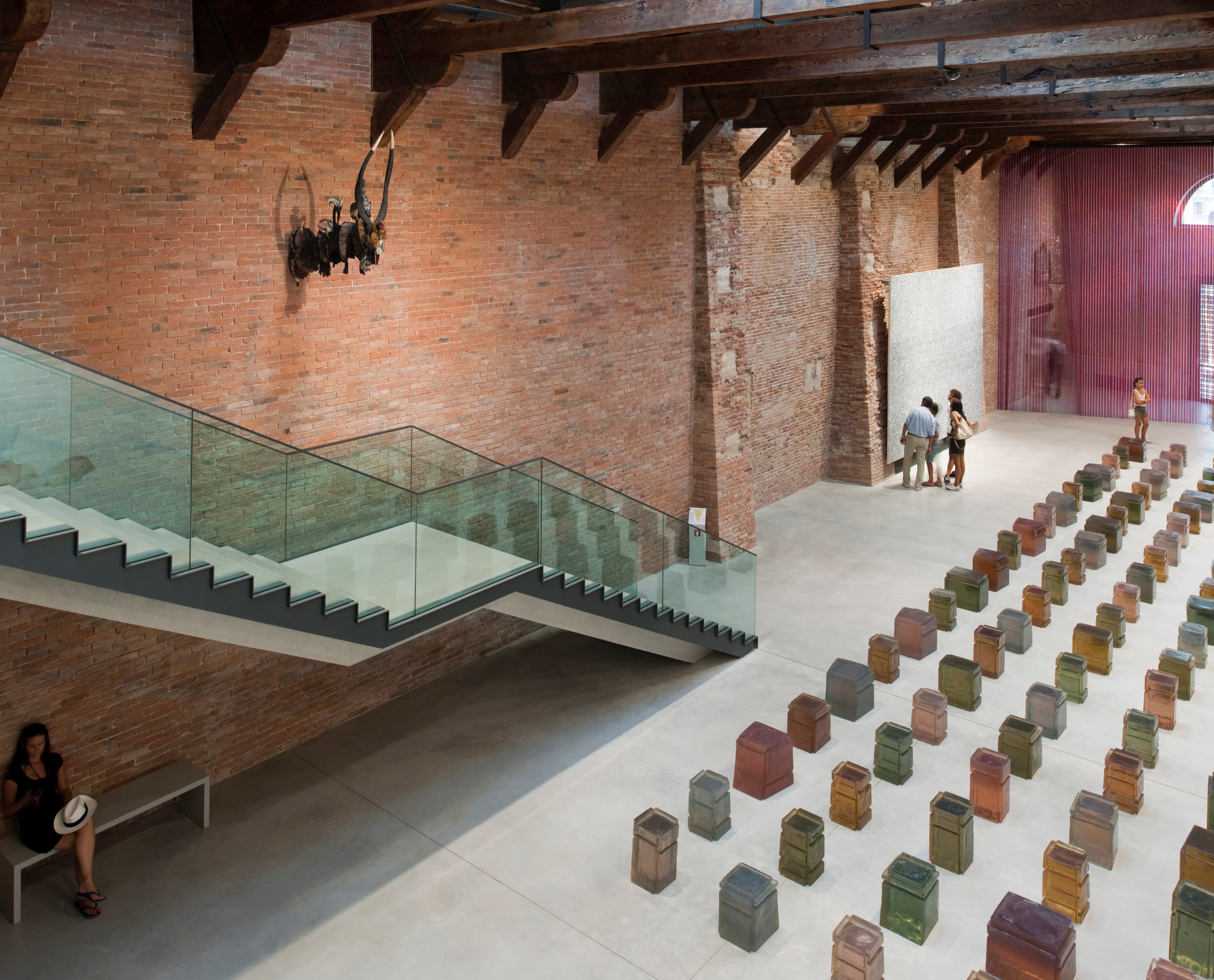 Innenansicht der Punta della Dogana, einem Museum für zeitgenössische Kunst, beleuchtet mit ERCO Licht.