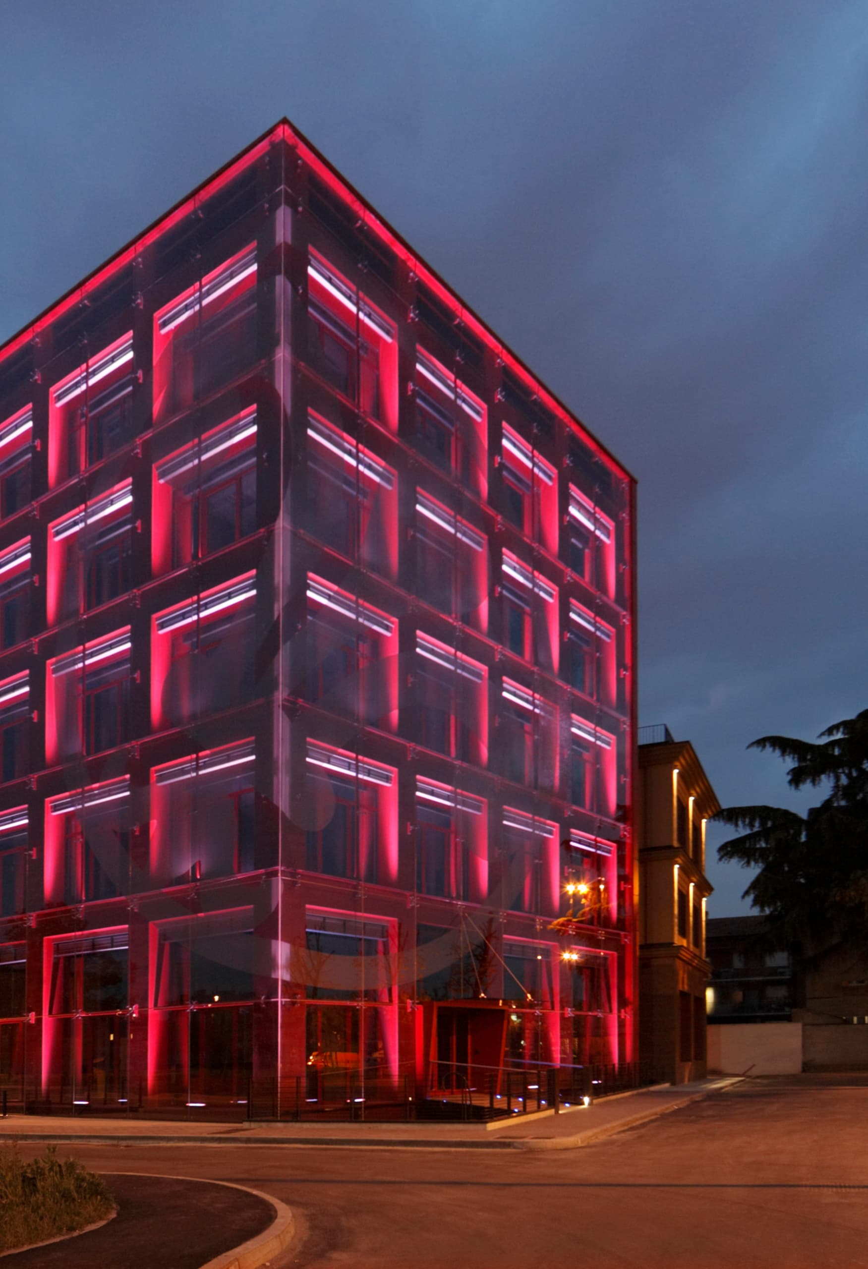 Banca Farnese mit farbiger LED-Beleuchtung durch Focalflood Fassadenfluter.