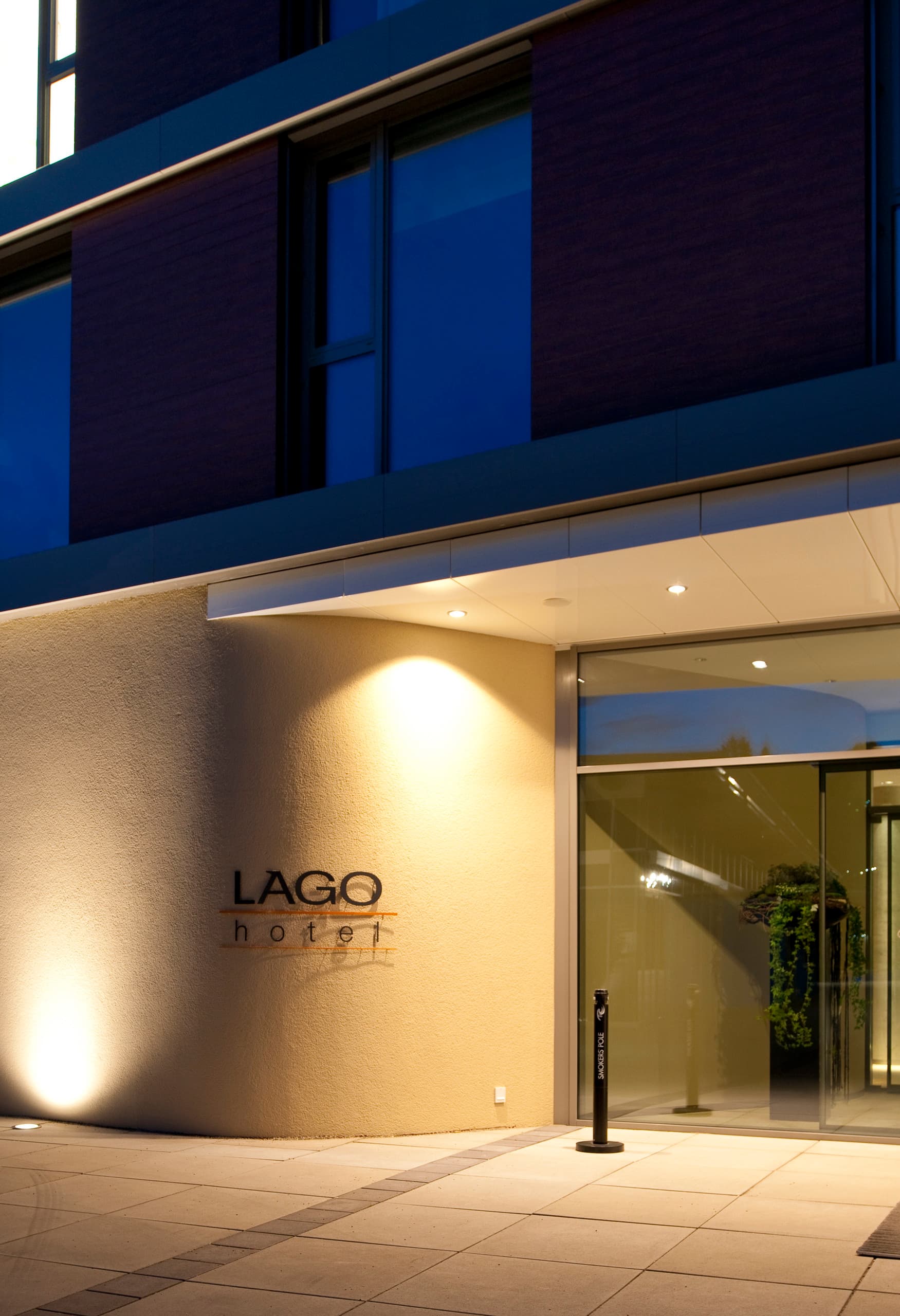 Beleuchteter Eingangsbereich des LAGO Hotels in Ulm, einladend und stilvoll gestaltet.