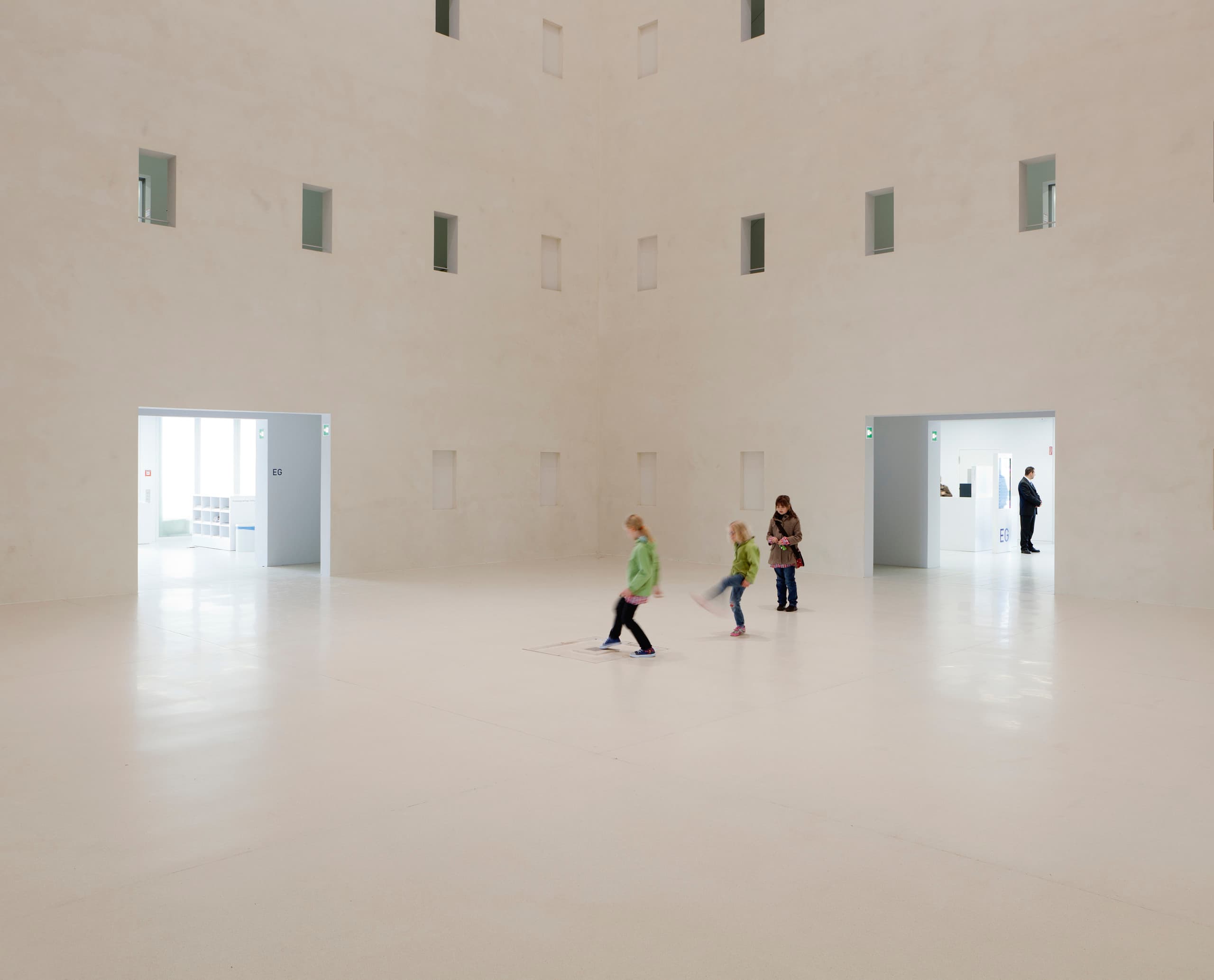 Bibliothek 21: Der leere Kontemplationsraum mit ERCO Lichtlösungen.