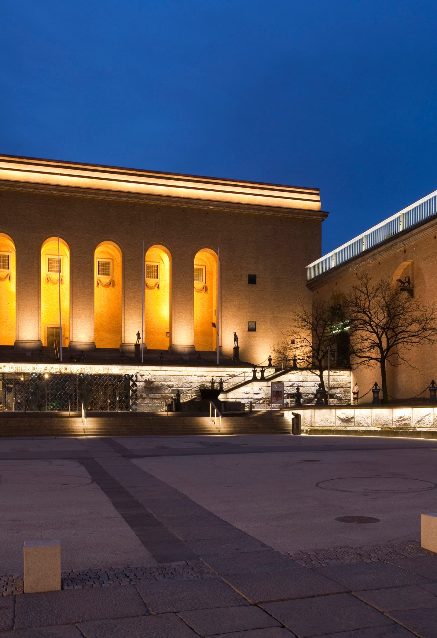 Gothenburg Kunstmuseum bei Nacht, beleuchtet mit ERCO Lichtlösungen.