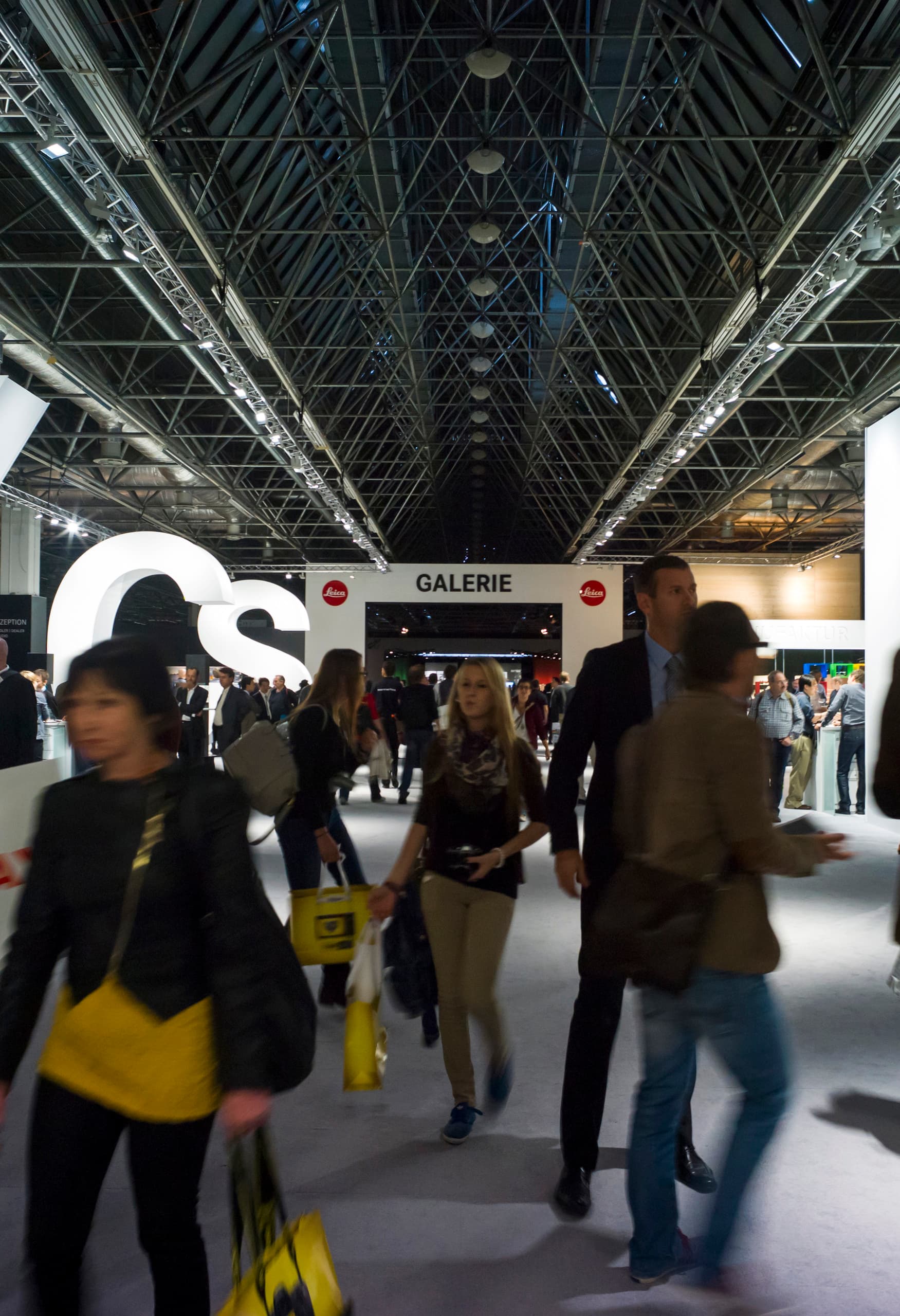 Leica Messestand auf der Photokina 2012, beleuchtet mit ERCO Light Board LED Strahlern.
