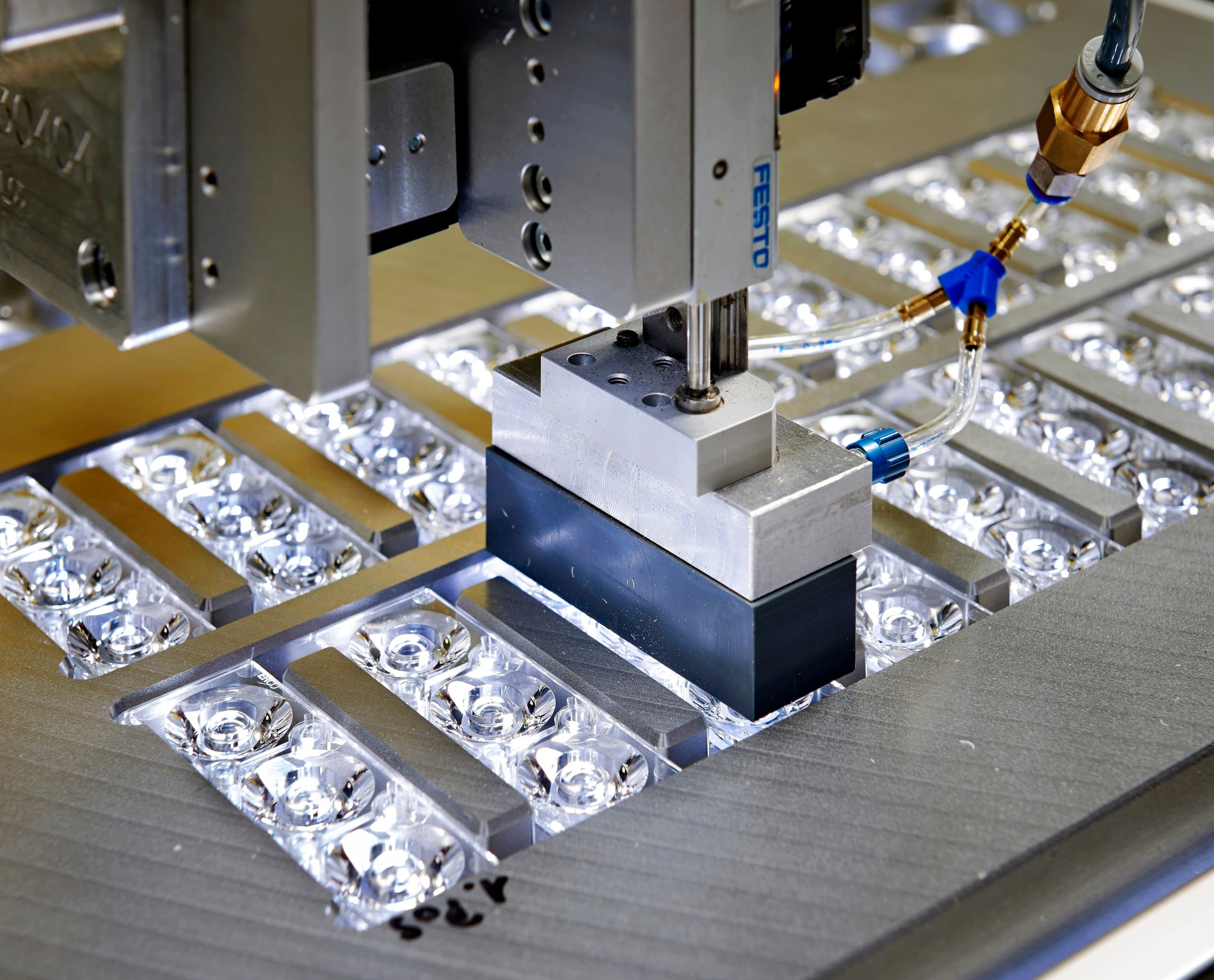 Automatisierte Fertigungszelle für ERCO LED-Linsen, die Präzision und Effizienz vereint.