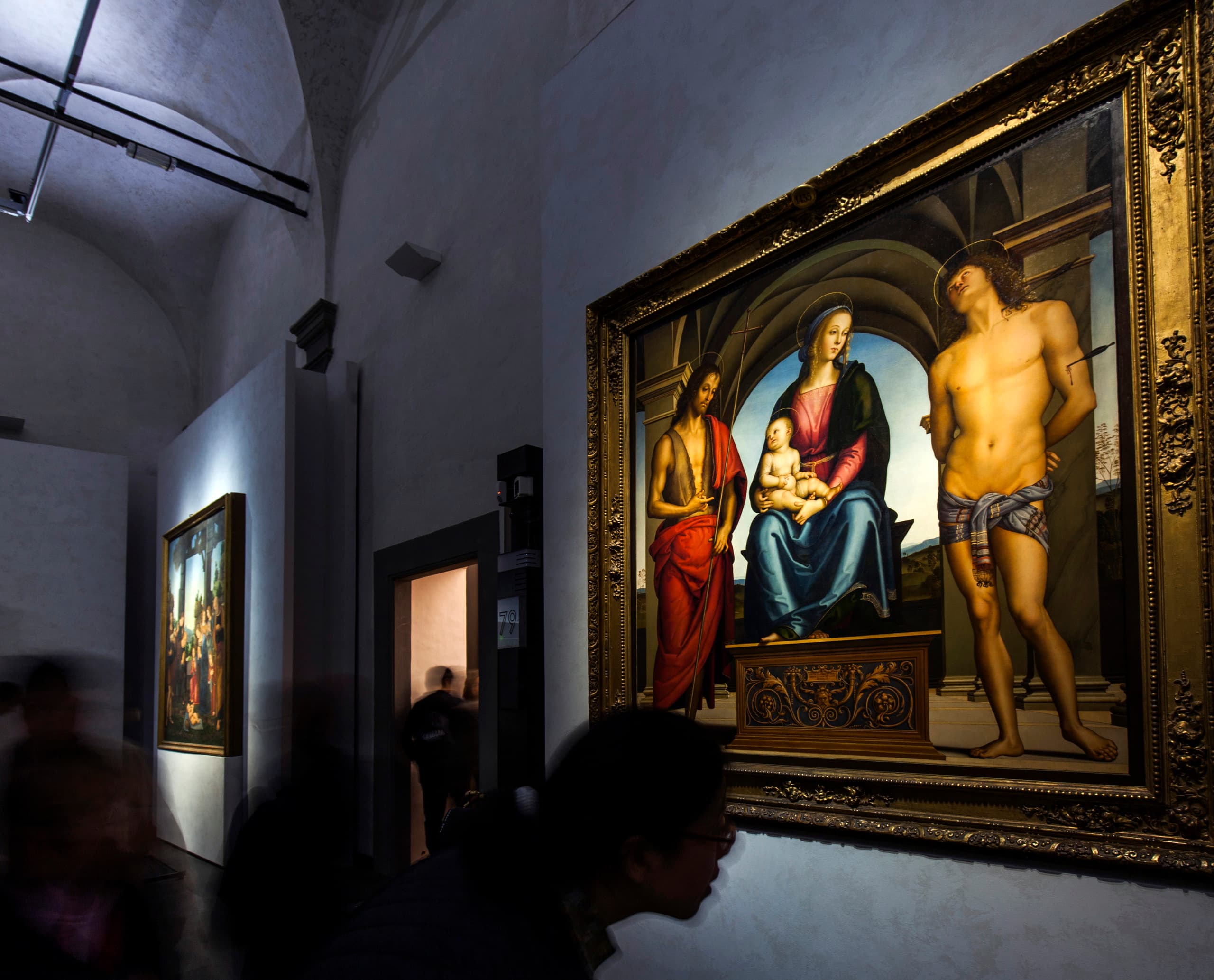 Kunstausstellung mit Akzentbeleuchtung auf Gemälden in der Uffizien Galerie, Florenz.