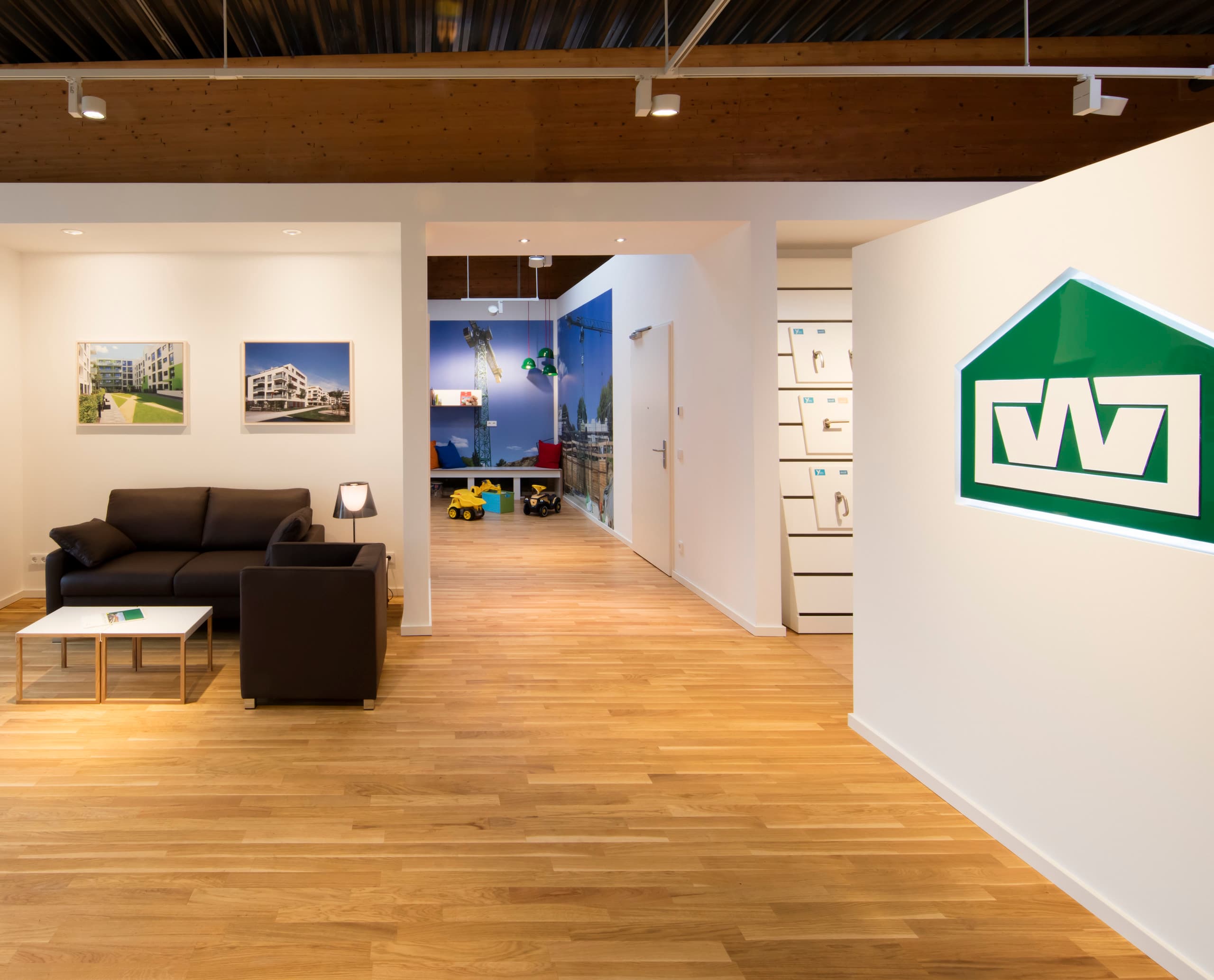 Otto Wulff Showroom: Einladende Atmosphäre mit ERCO LED-Beleuchtung für hochwertige Bauprojekte in Hamburg.