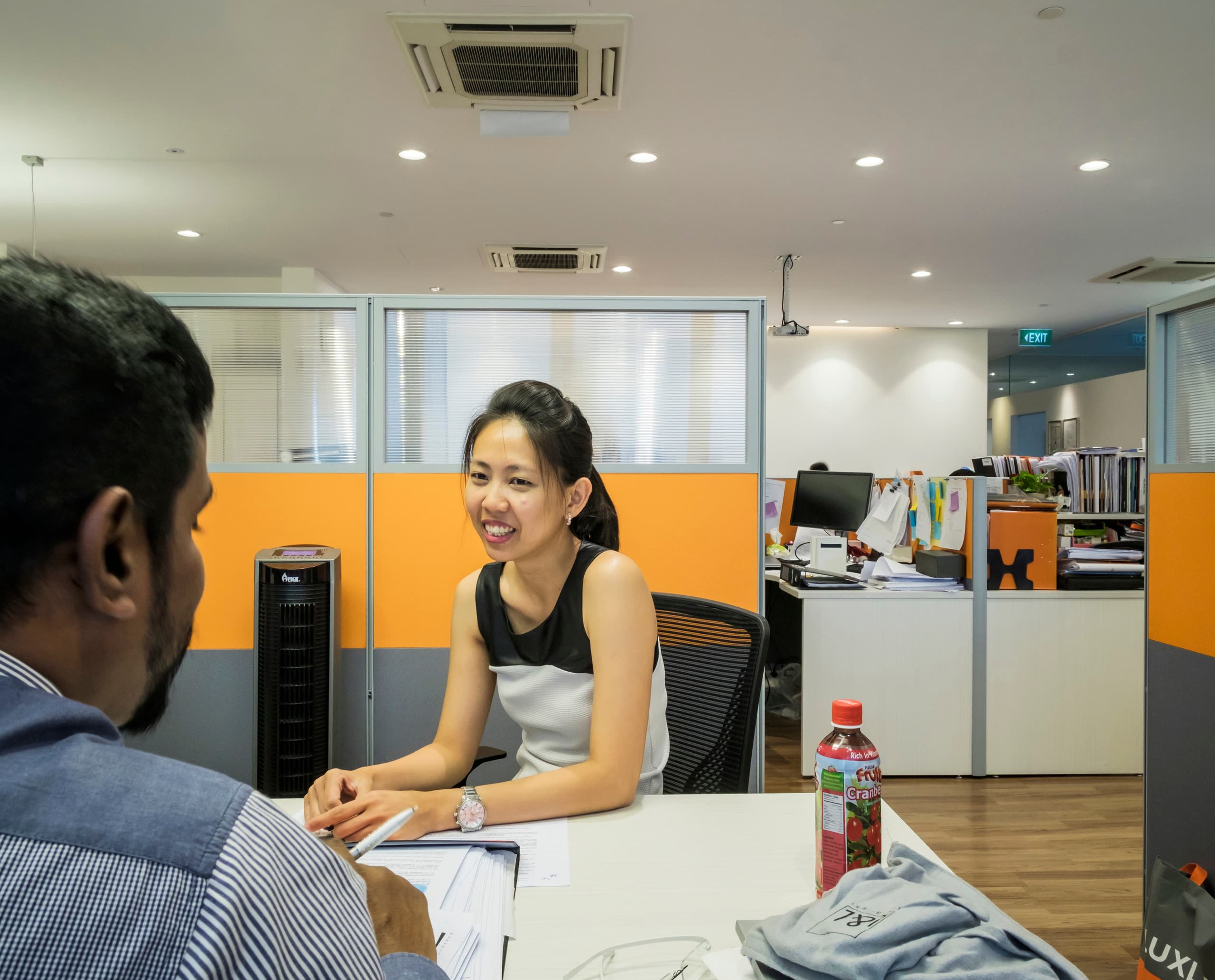 LuxLight Büro in Singapur mit ERCO LED-Beleuchtung für optimale Arbeitsbedingungen.