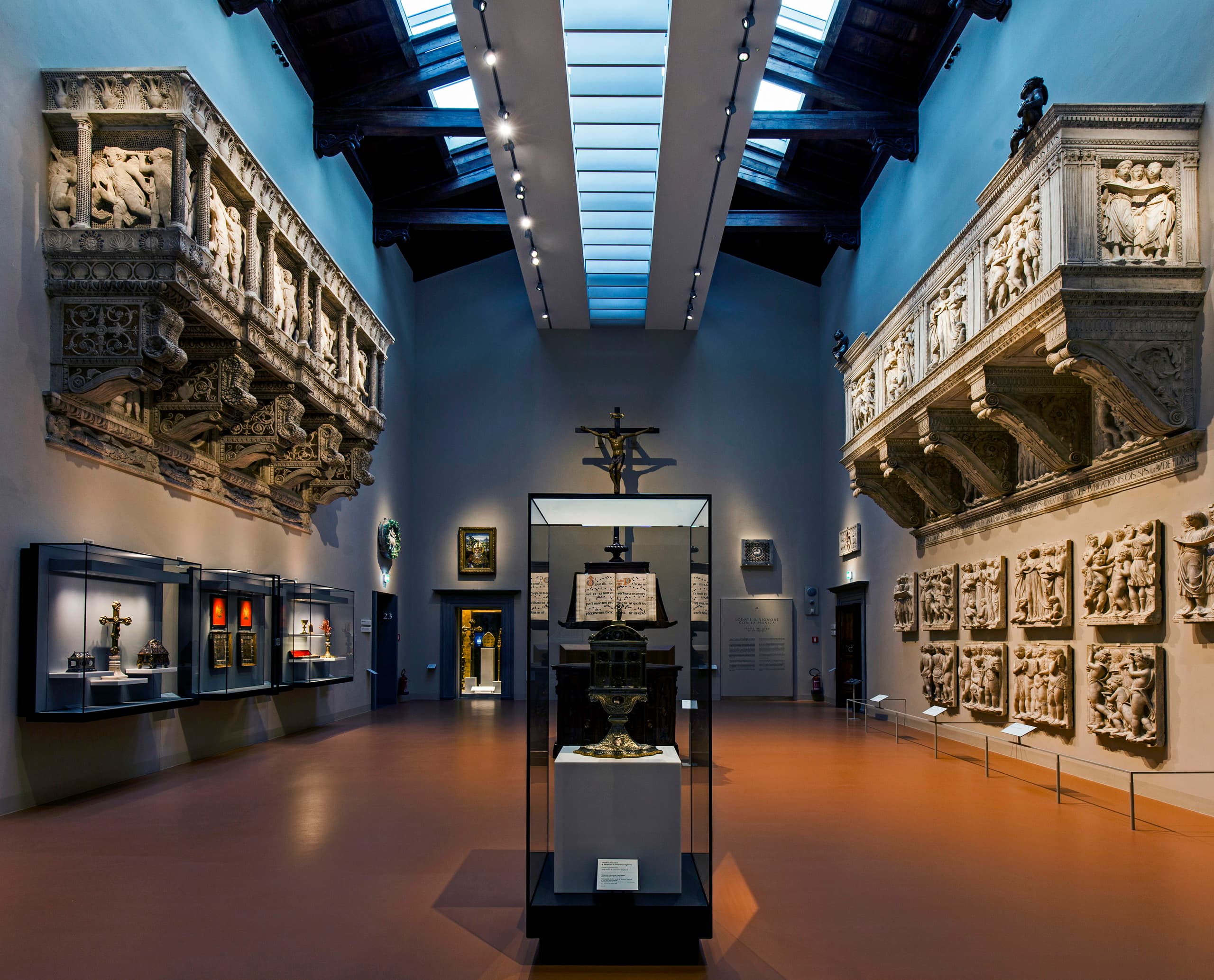 Innenansicht des Dommuseums Florenz mit Skulpturen, beleuchtet mit ERCO LED-Leuchten.