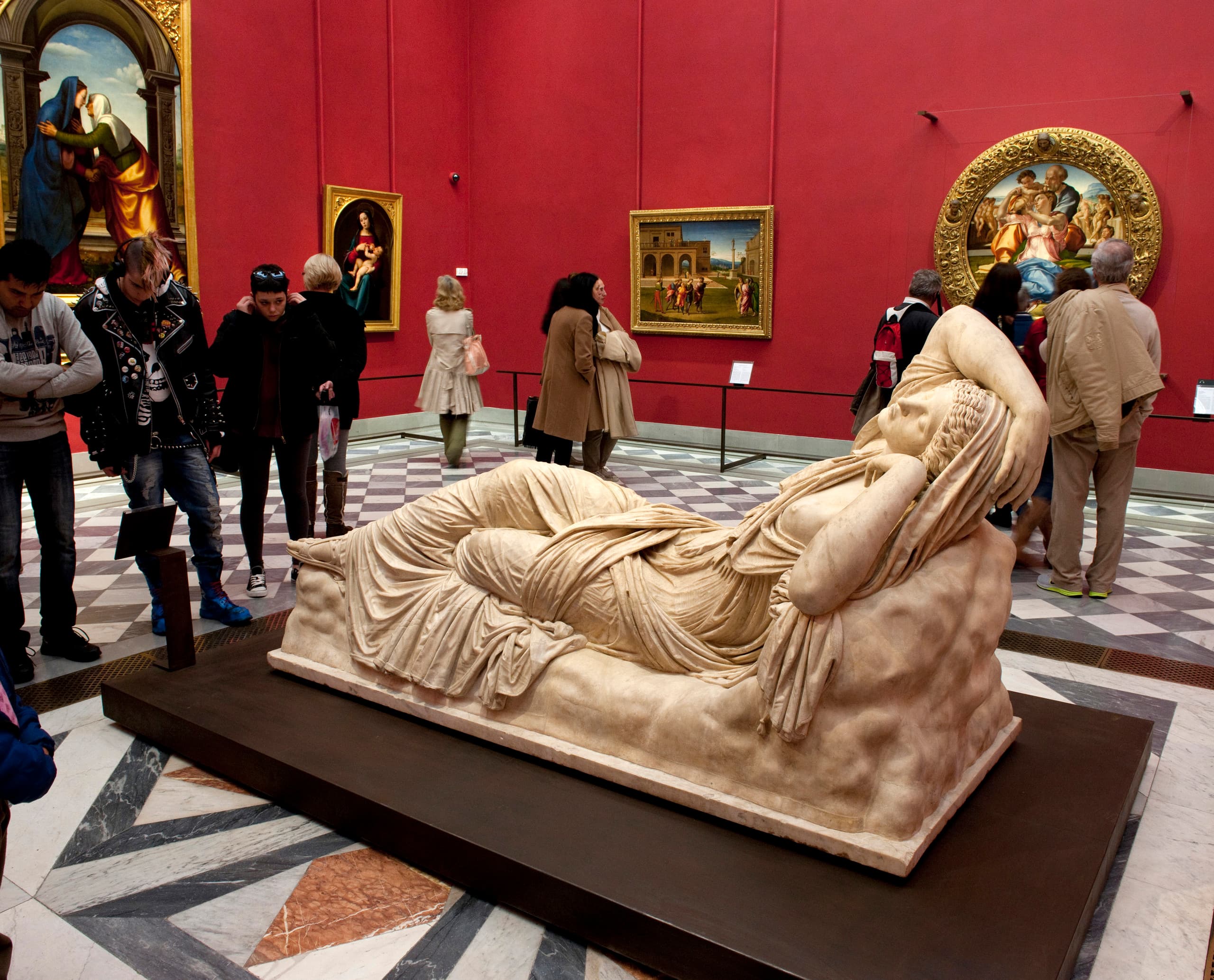 Liegende Statue in den Uffizien, Florenz. Ein Meisterwerk der Renaissance.