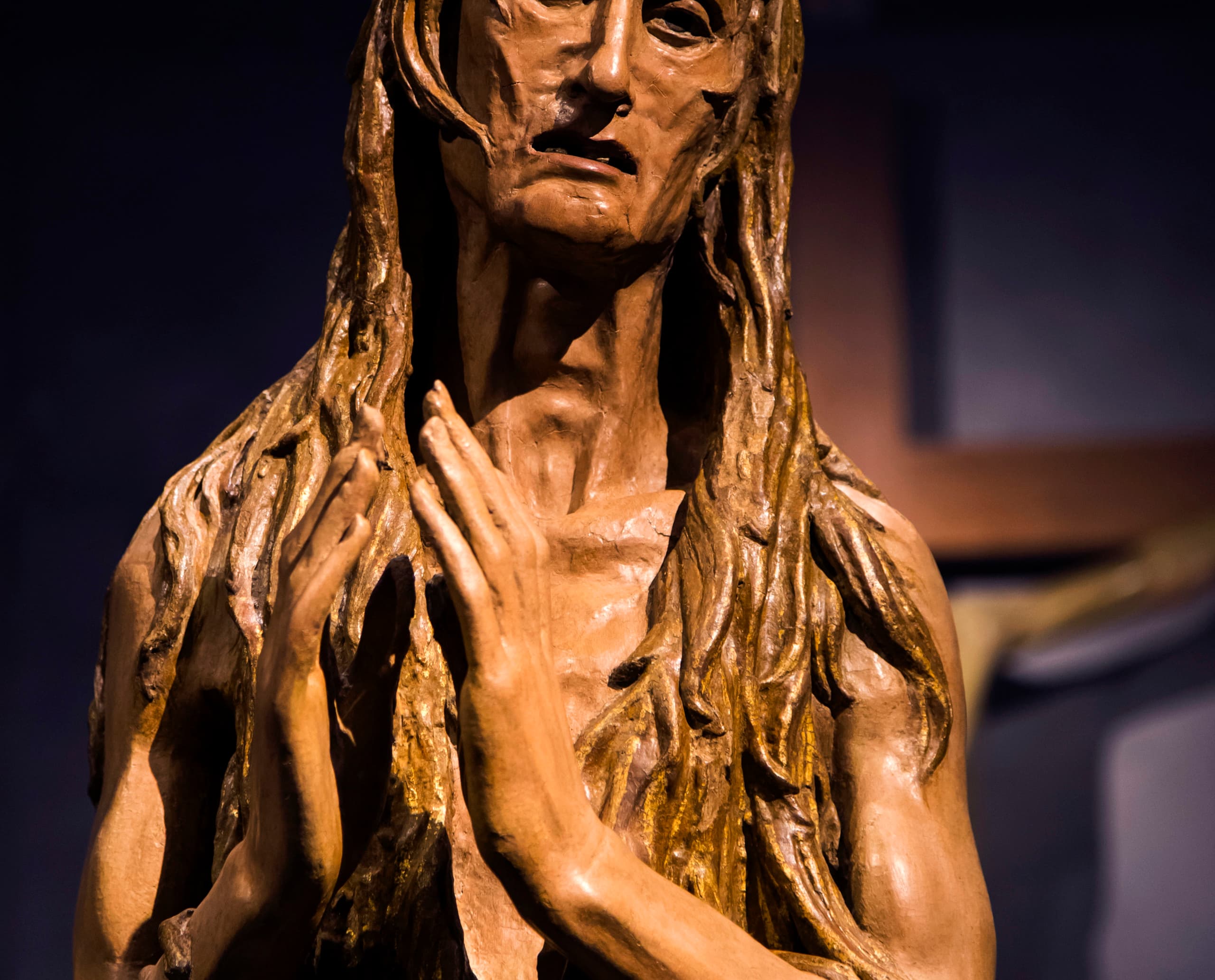 Donatellos Magdalena im Dommuseum Florenz, beleuchtet mit ERCO Licht.