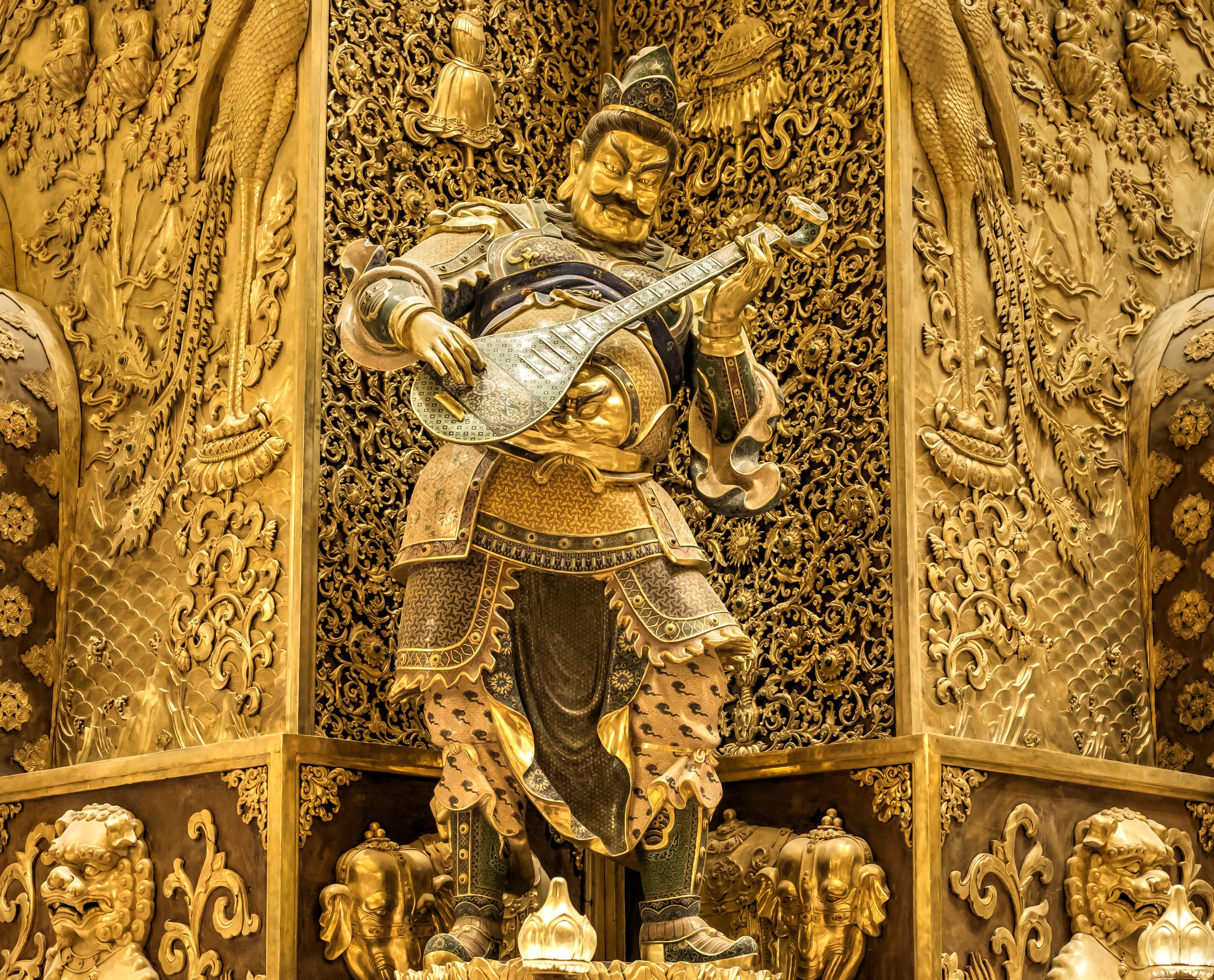 Goldene Statue eines Musikers im Niushoushan Kulturpark, beleuchtet mit ERCO LED-Strahlern.