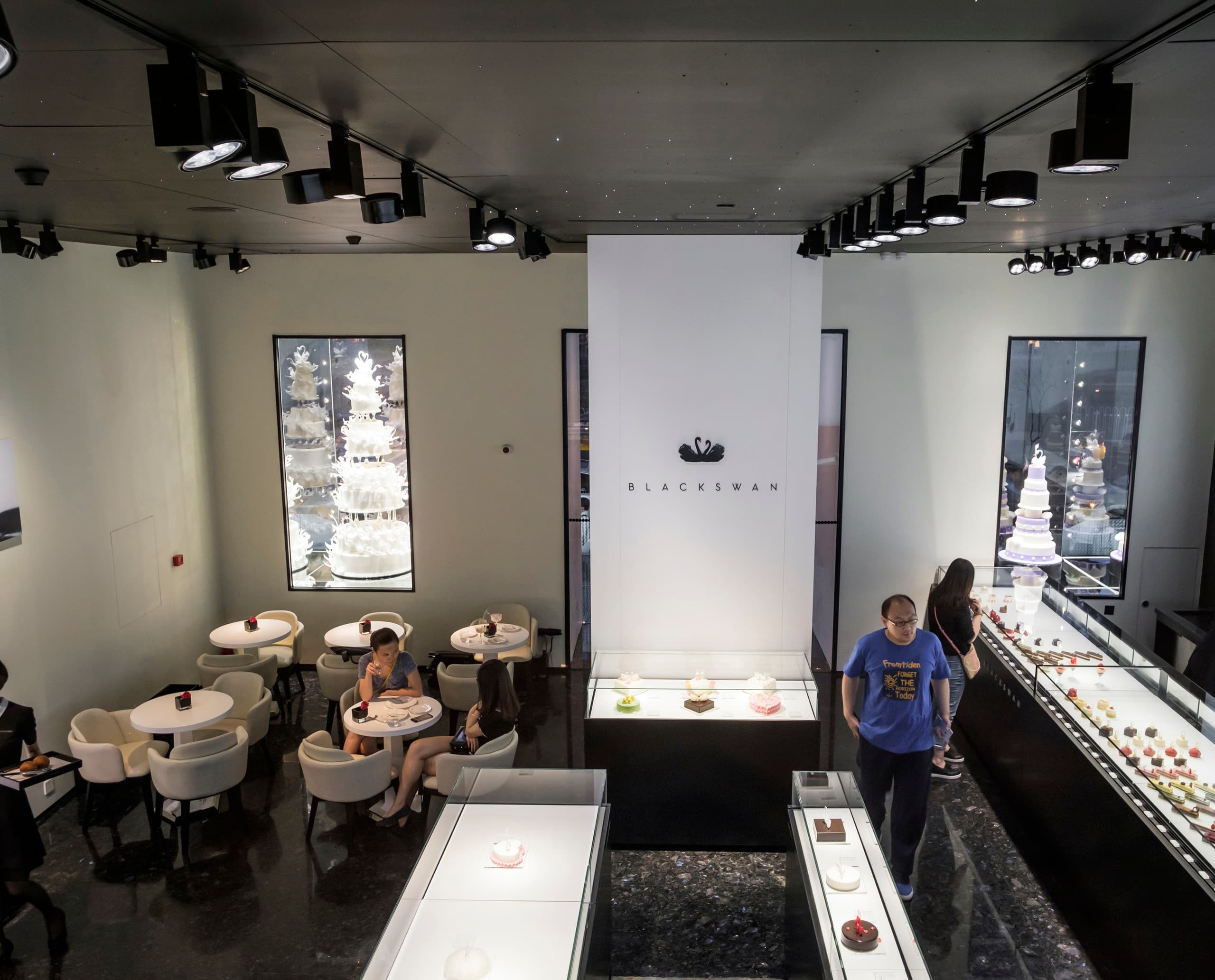 Innenansicht der Black Swan Patisserie in Peking, beleuchtet mit ERCO Optec Strahlern für kontrastreiche Warenpräsentation.