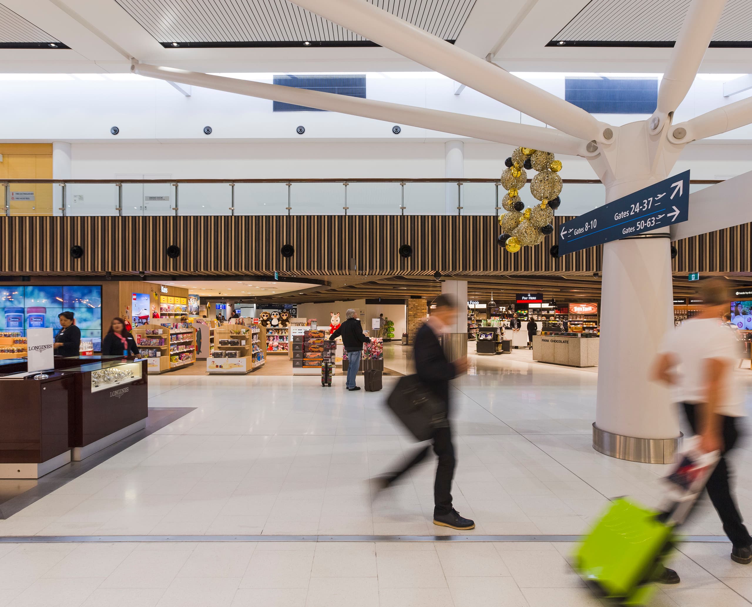Flughafen Sydney Terminal 1 mit ERCO Skim Downlights für effiziente Beleuchtung.