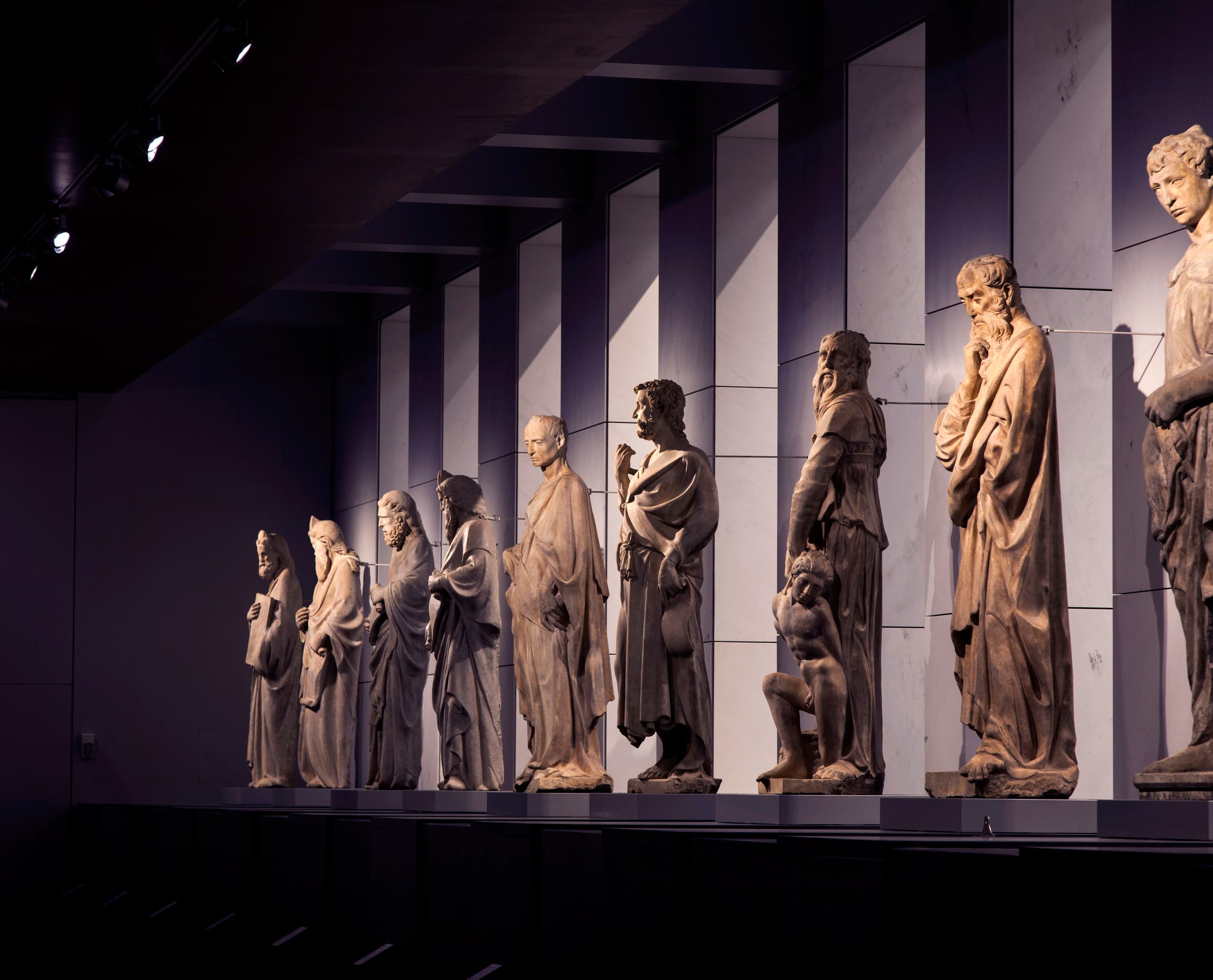 Beleuchtete Skulpturen im Museum der Kathedrale von Florenz, hervorgehoben durch ERCO LED-Licht.
