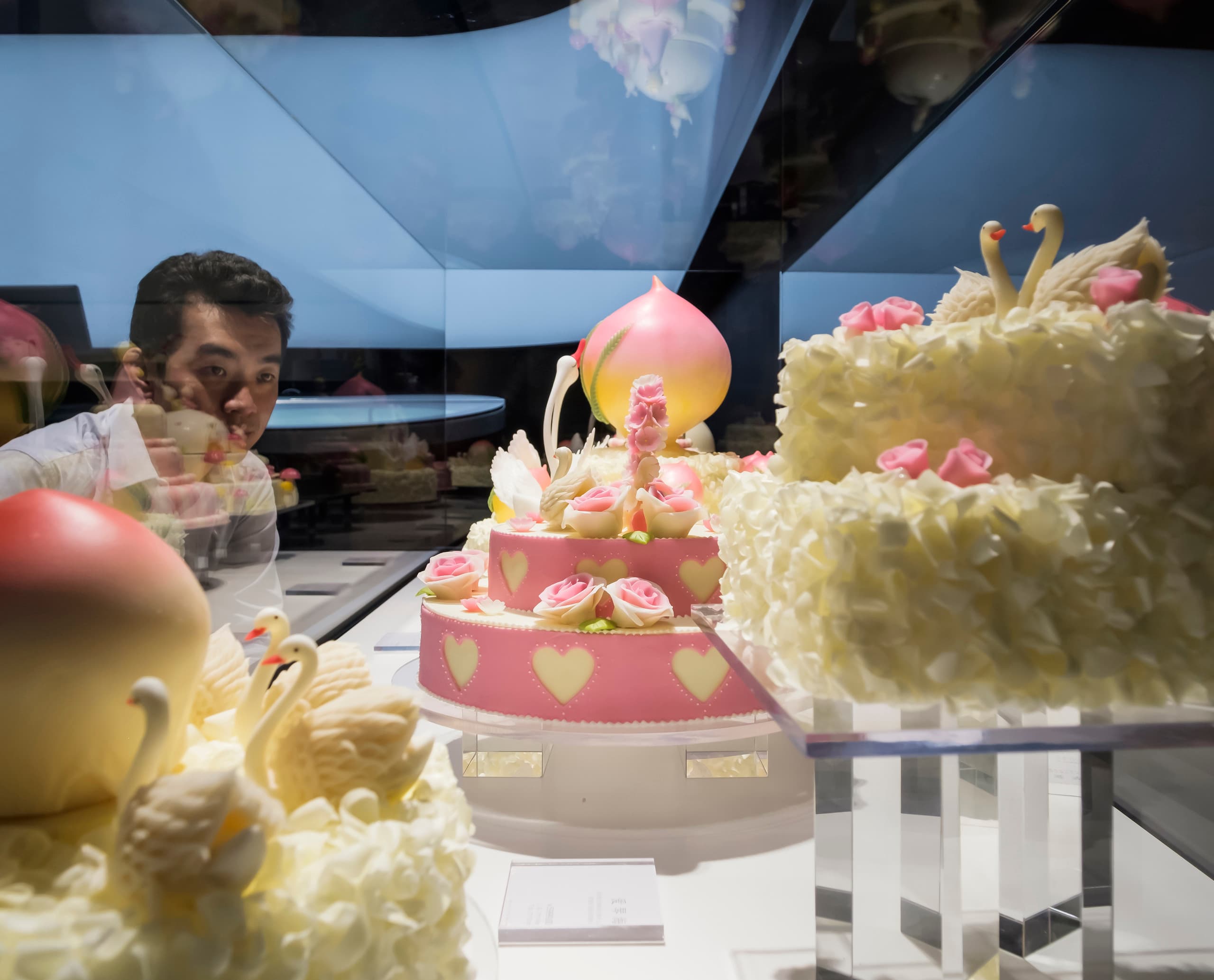 Dekorierte Torten bei Black Swan Patisserie, beleuchtet mit ERCO Optec Strahlern.