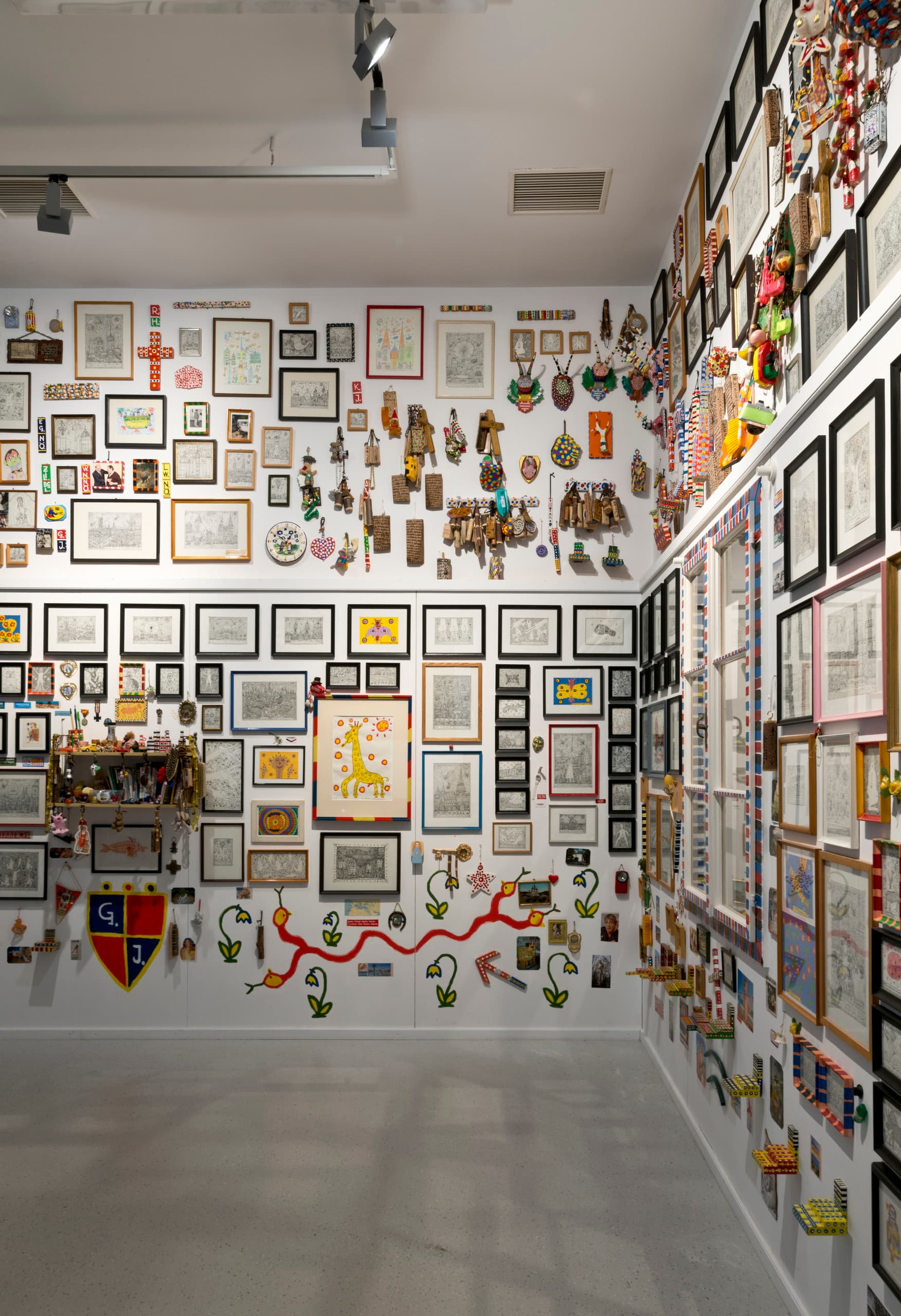 Gugging Museum: Wandinstallation mit Kunstwerken, beleuchtet durch ERCO Logotec Strahler für maximale Kontraste.