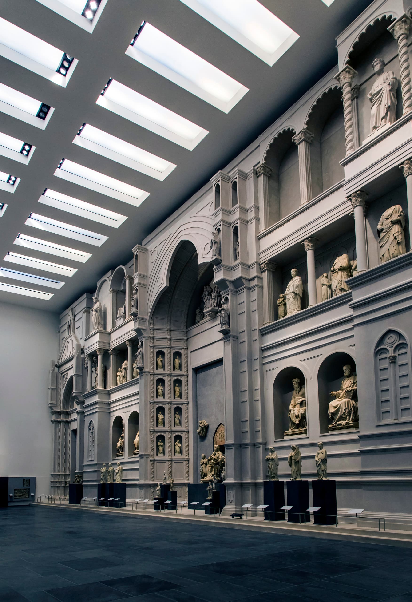 ERCO Beleuchtung im Museum der Kathedrale von Florenz, die Skulpturen hervorhebt.