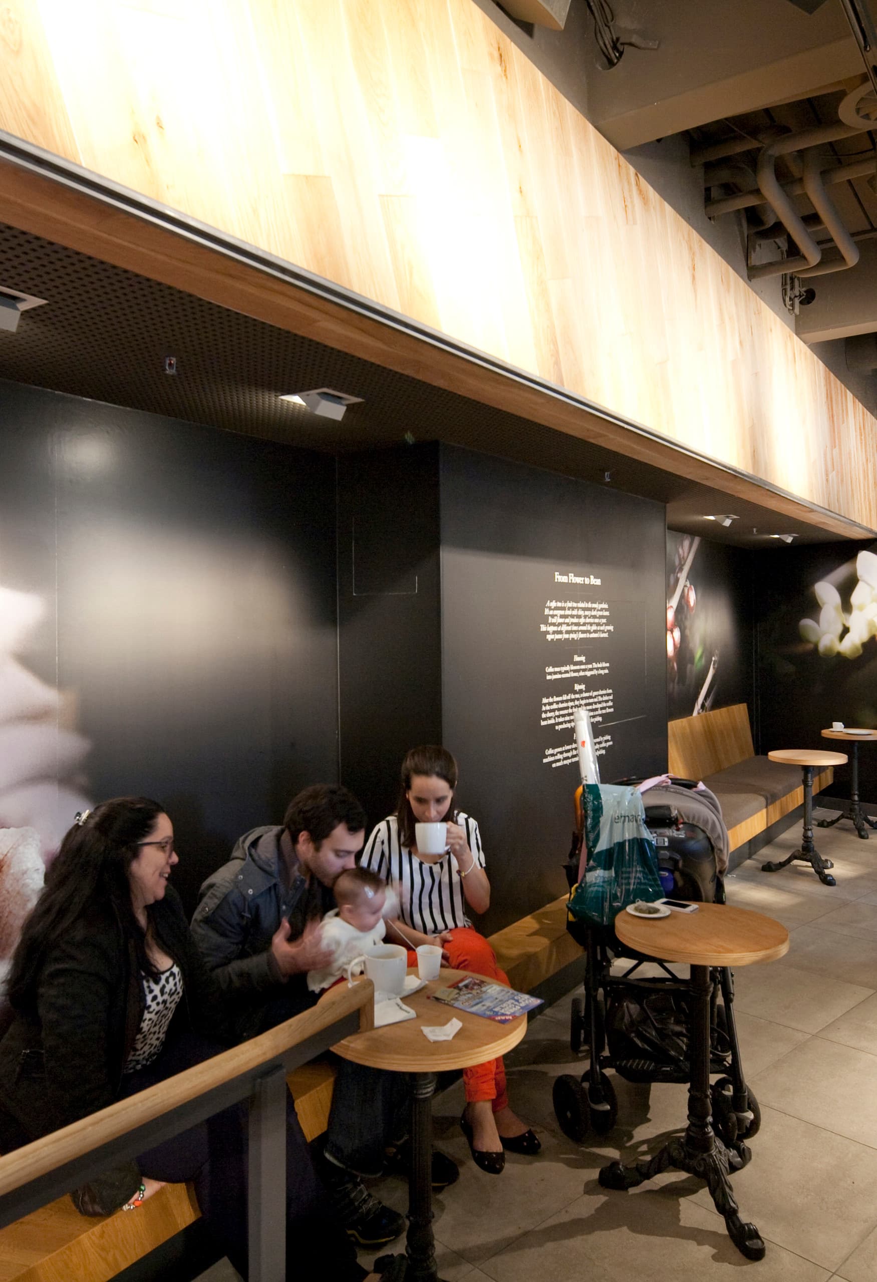 Innenansicht eines Starbucks Coffee House in Berlin mit ERCO LED-Beleuchtung für ein ansprechendes Ambiente.
