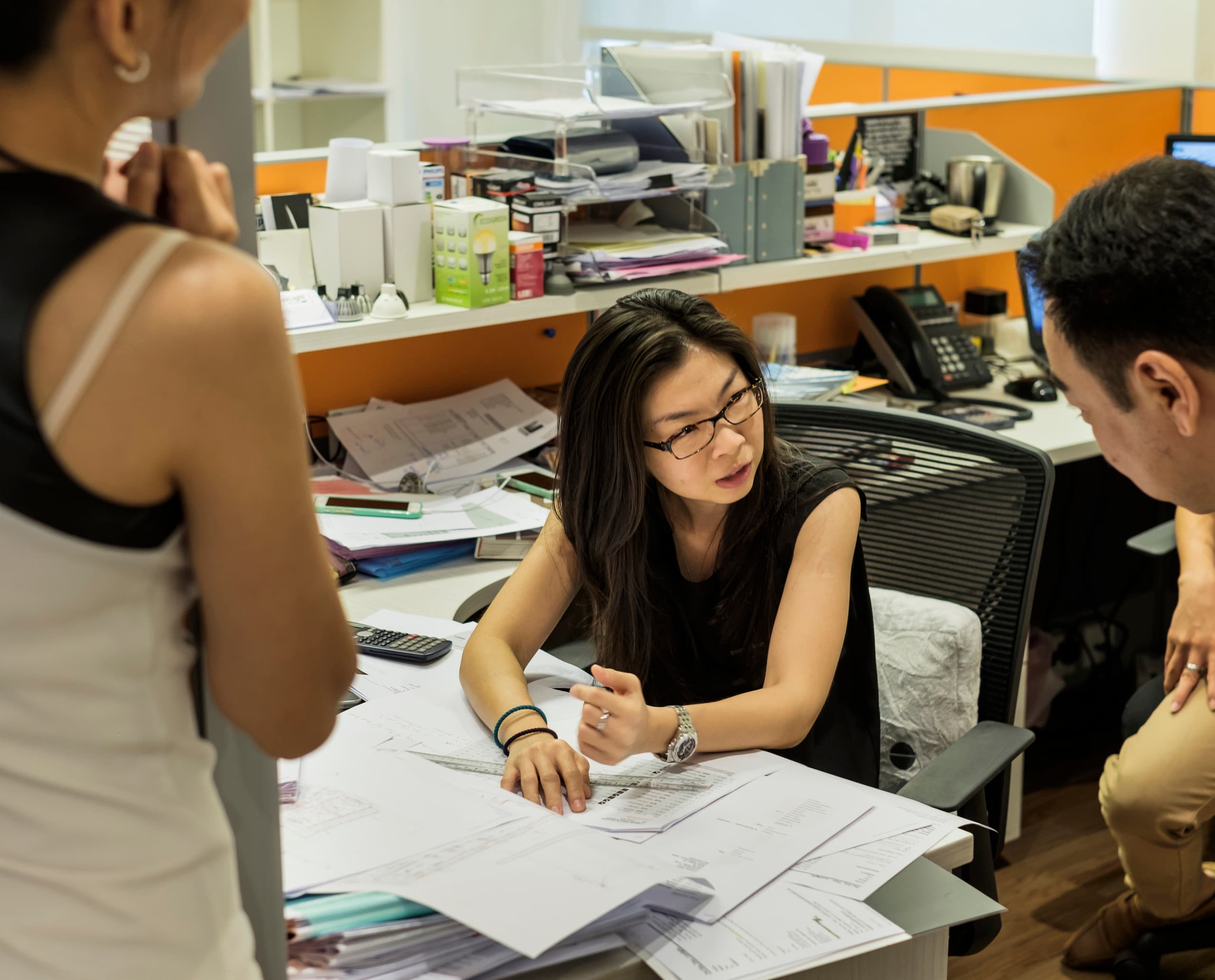 LuxLight Büro in Singapur: Mitarbeiter besprechen Lichtplanung mit ERCO LED-Leuchten.
