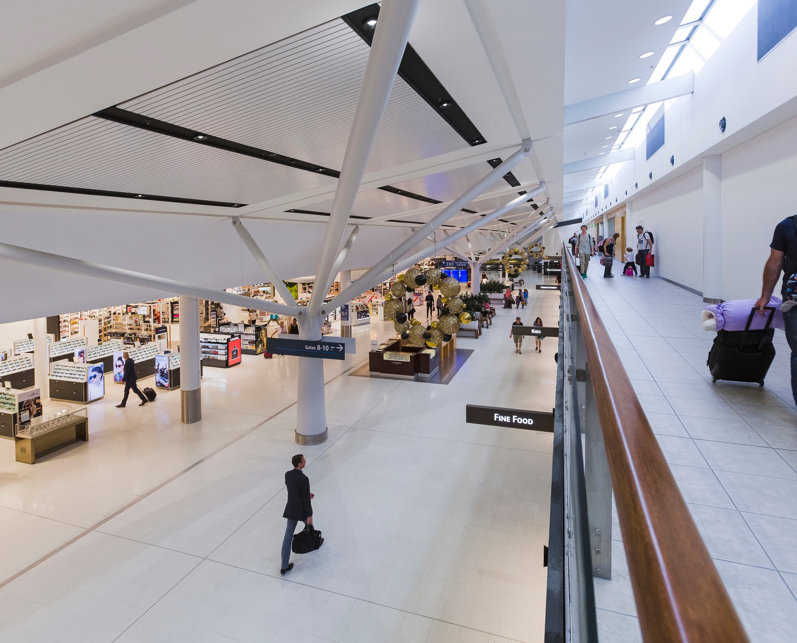 Flughafen Sydney Terminal 1 mit ERCO Skim Downlights für effiziente Beleuchtung.