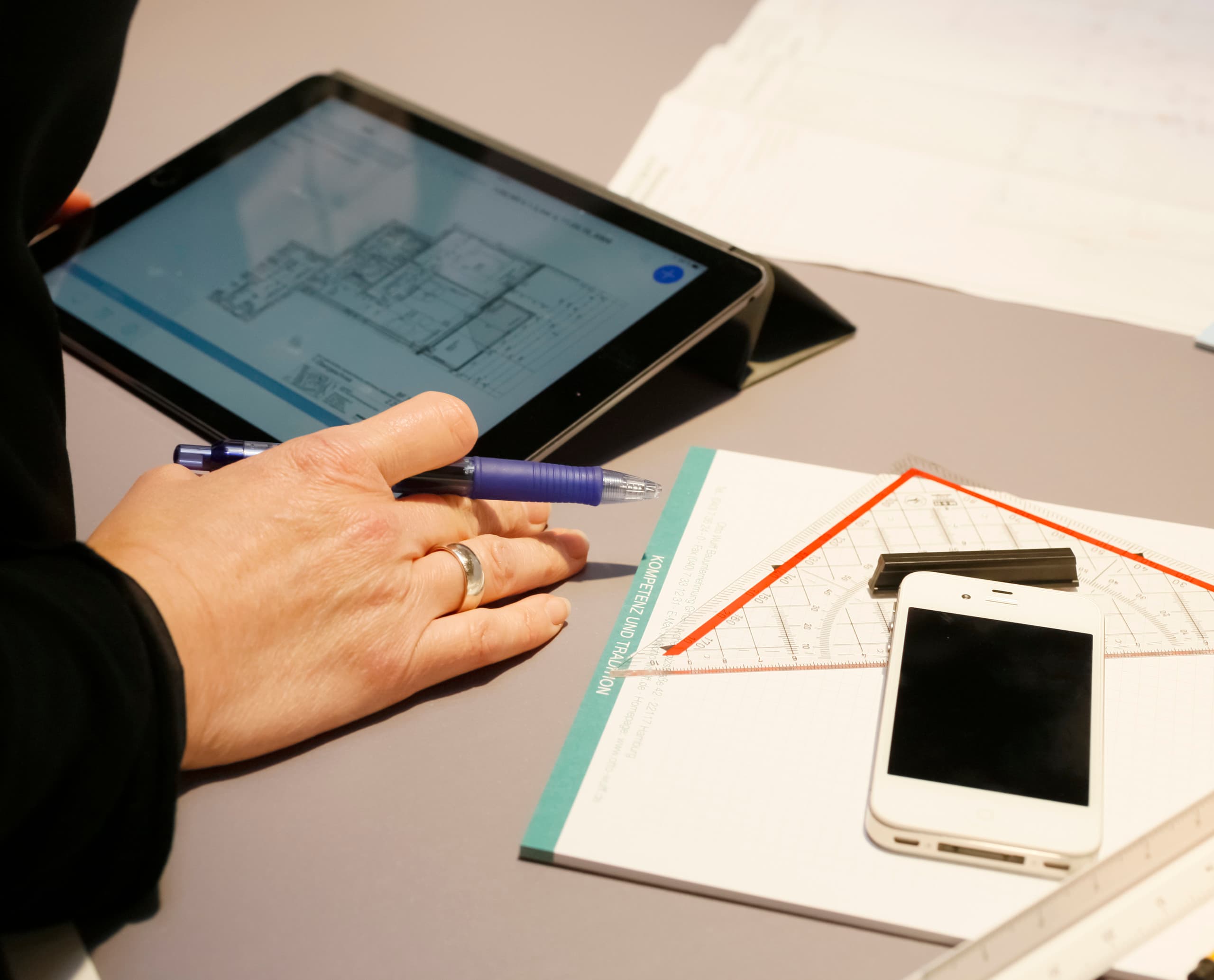 Otto Wulff Projektplanung mit Tablet, Stift und Smartphone für Bauprojekte.