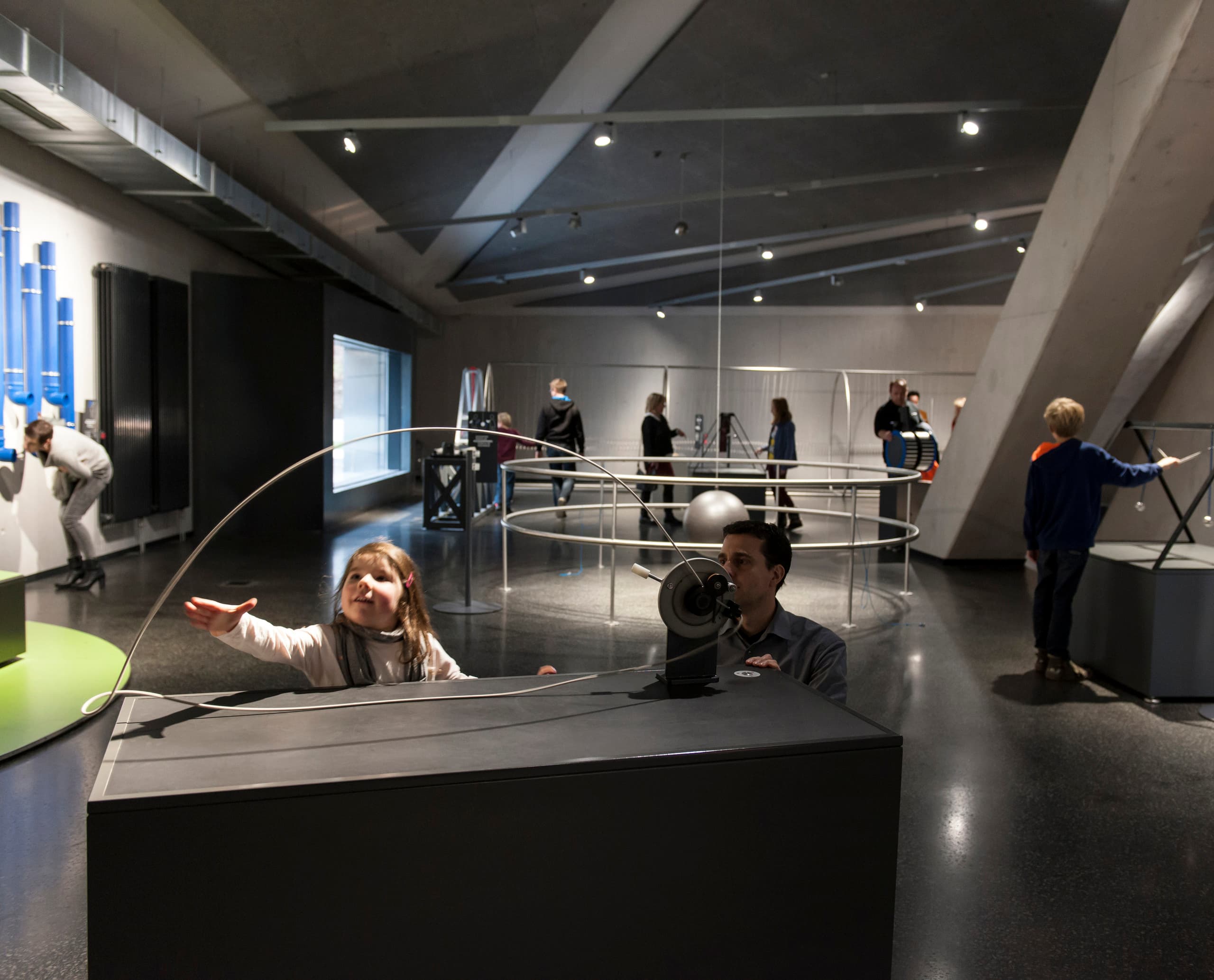Kinder interagieren mit Exponaten im Phänomenta Science Center, beleuchtet mit ERCO Licht.